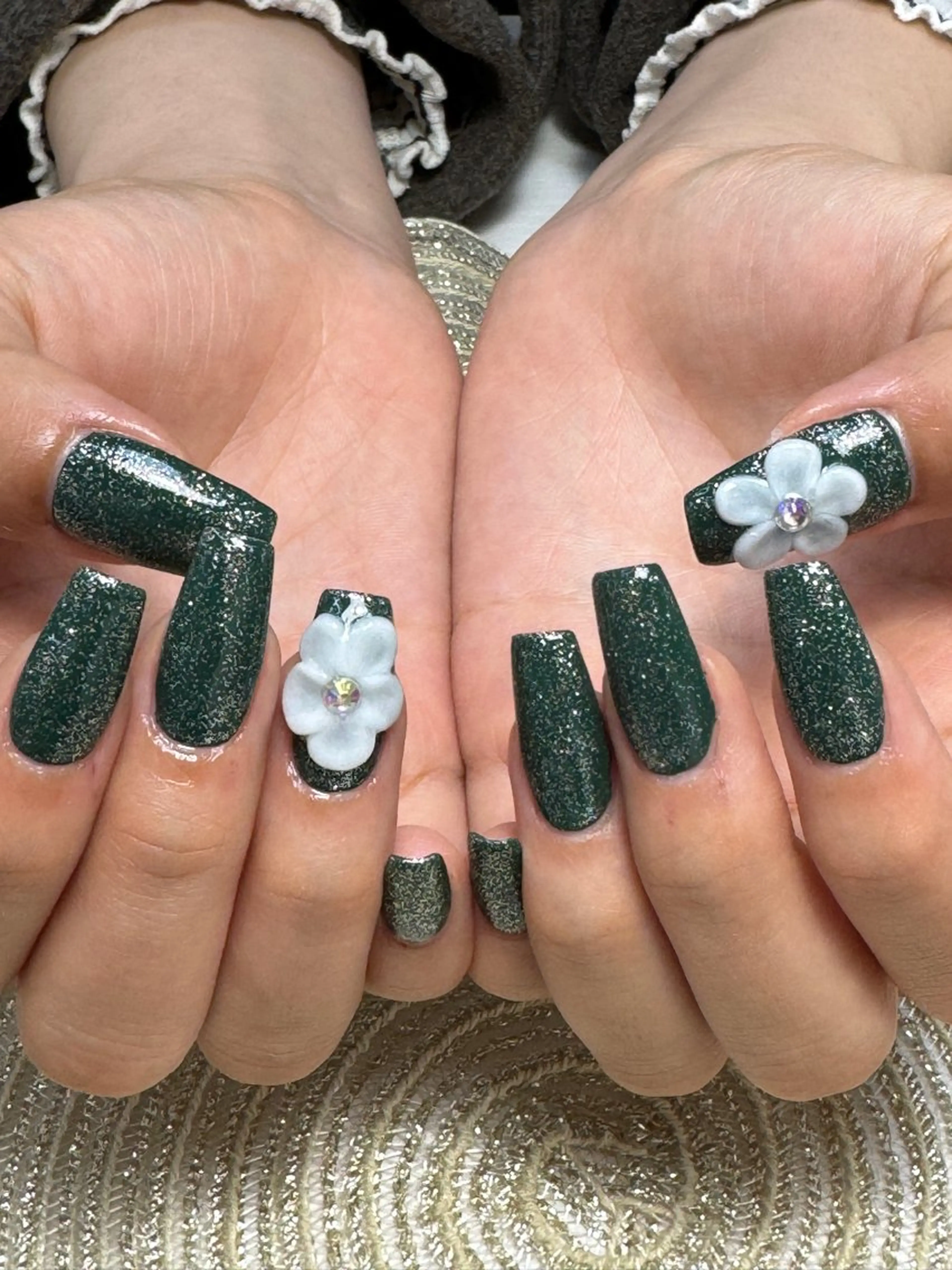 ネイル 長さ出し フラワーネイル グリーン キラキラネイル ネイルチップ ハンドネイル MOA NAIL所属・moa nailのネイルデザイン