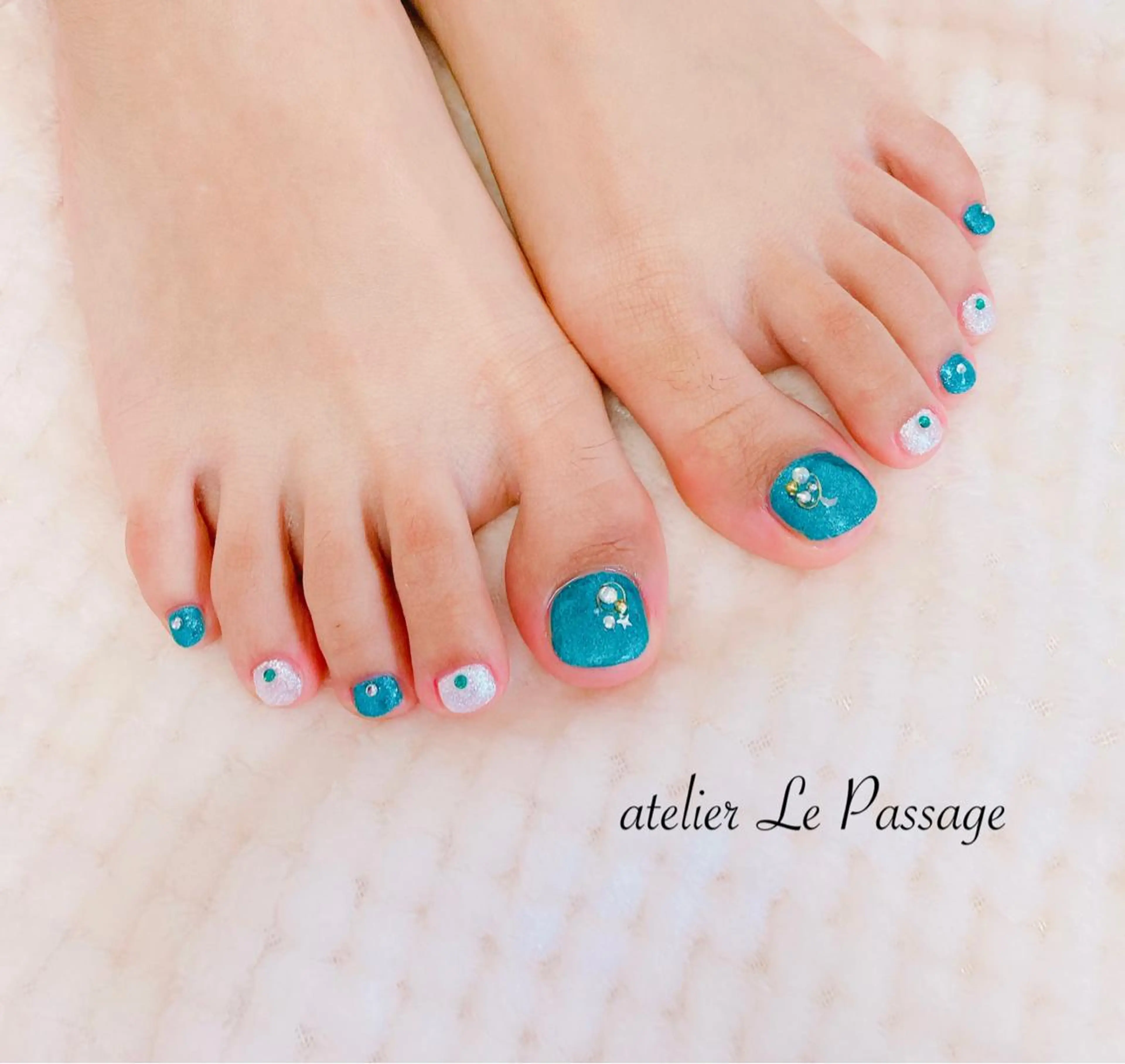 ネイル フットネイル ジェルネイル グリーン キラキラネイル ラメ(グリッター) Atelier Le Passage所属・h nakatsukaのネイルデザイン