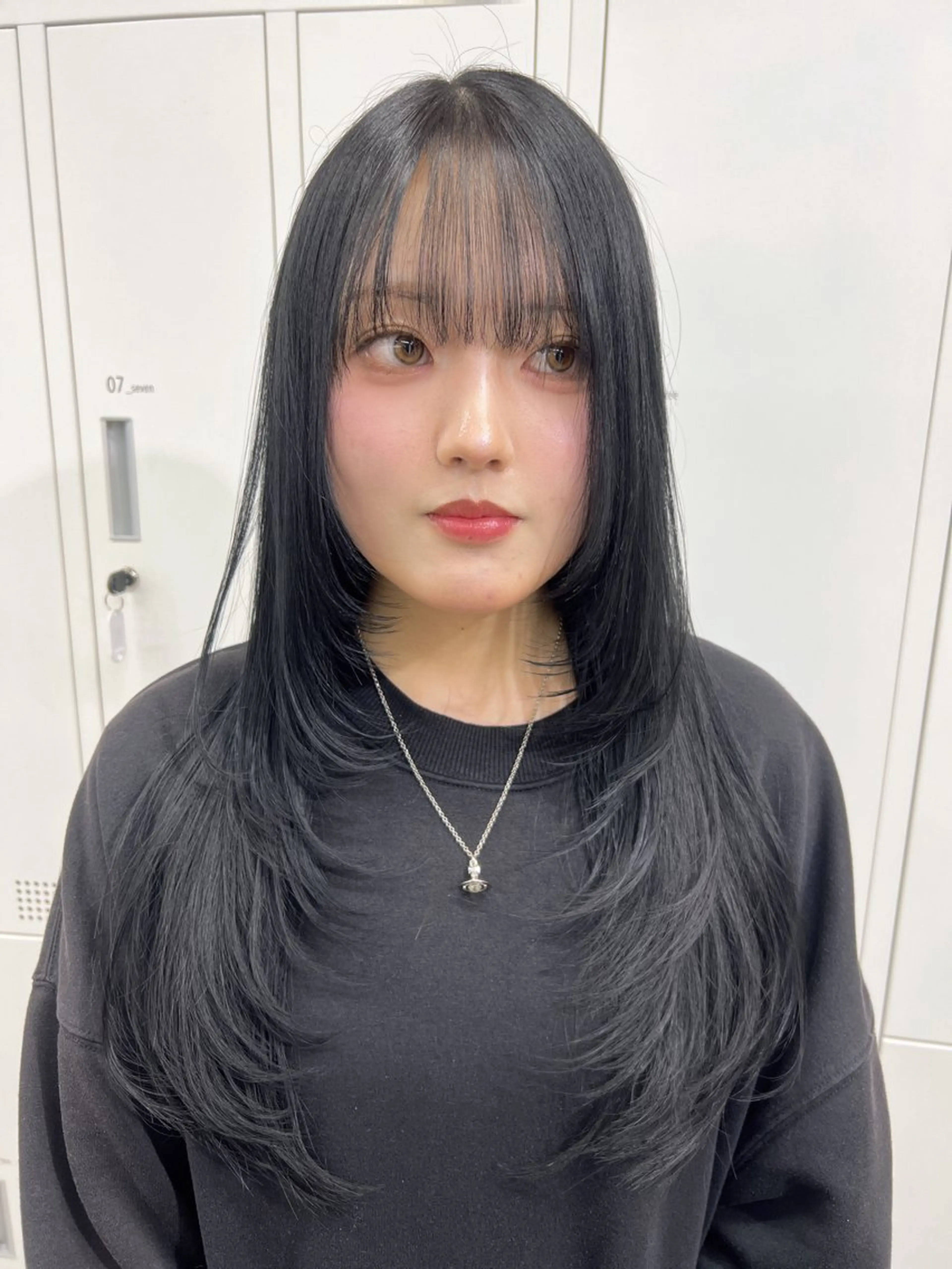 ロング カット ヘアカラー トリートメント maya レイヤーカットのヘアスタイル