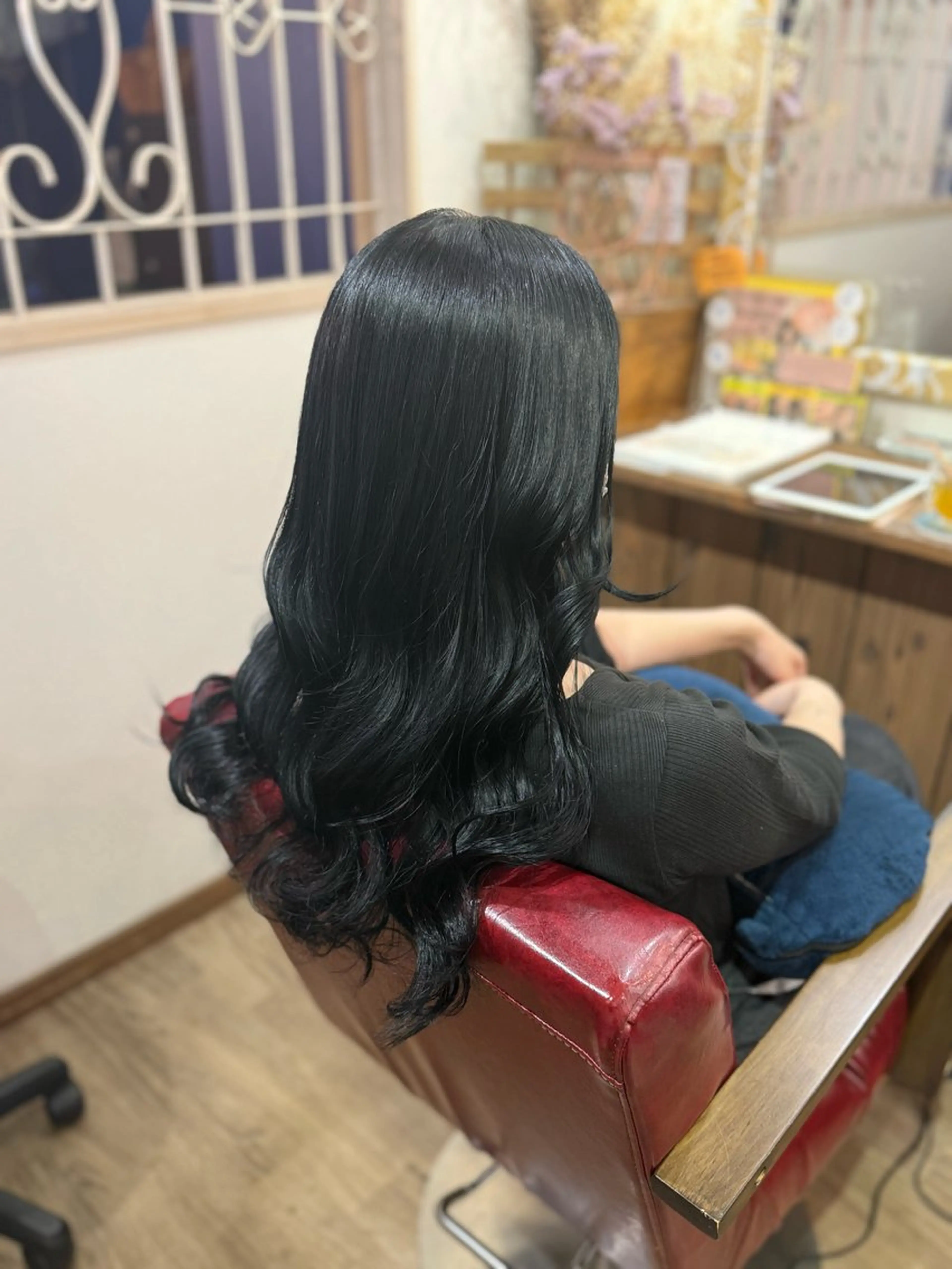 ロング カラー 黒髪 ブルーカラー ブルーブラック ヘアカラー L'la  citta(ララチッタ)所属・小片 百音のヘアスタイル