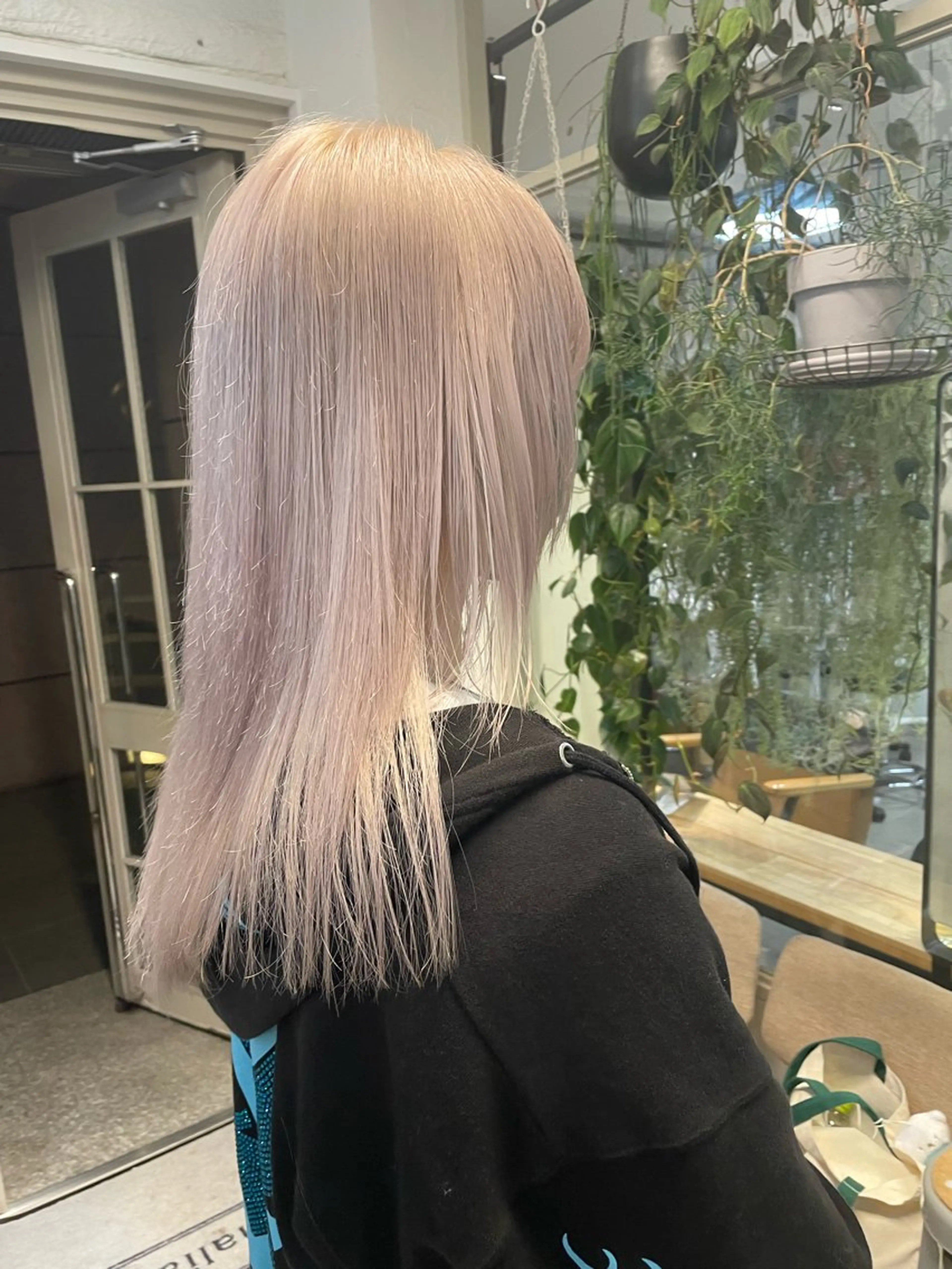 ロング カラー メンズ ヘアカラー ミルクティー× グレージュMOMOのヘアスタイル