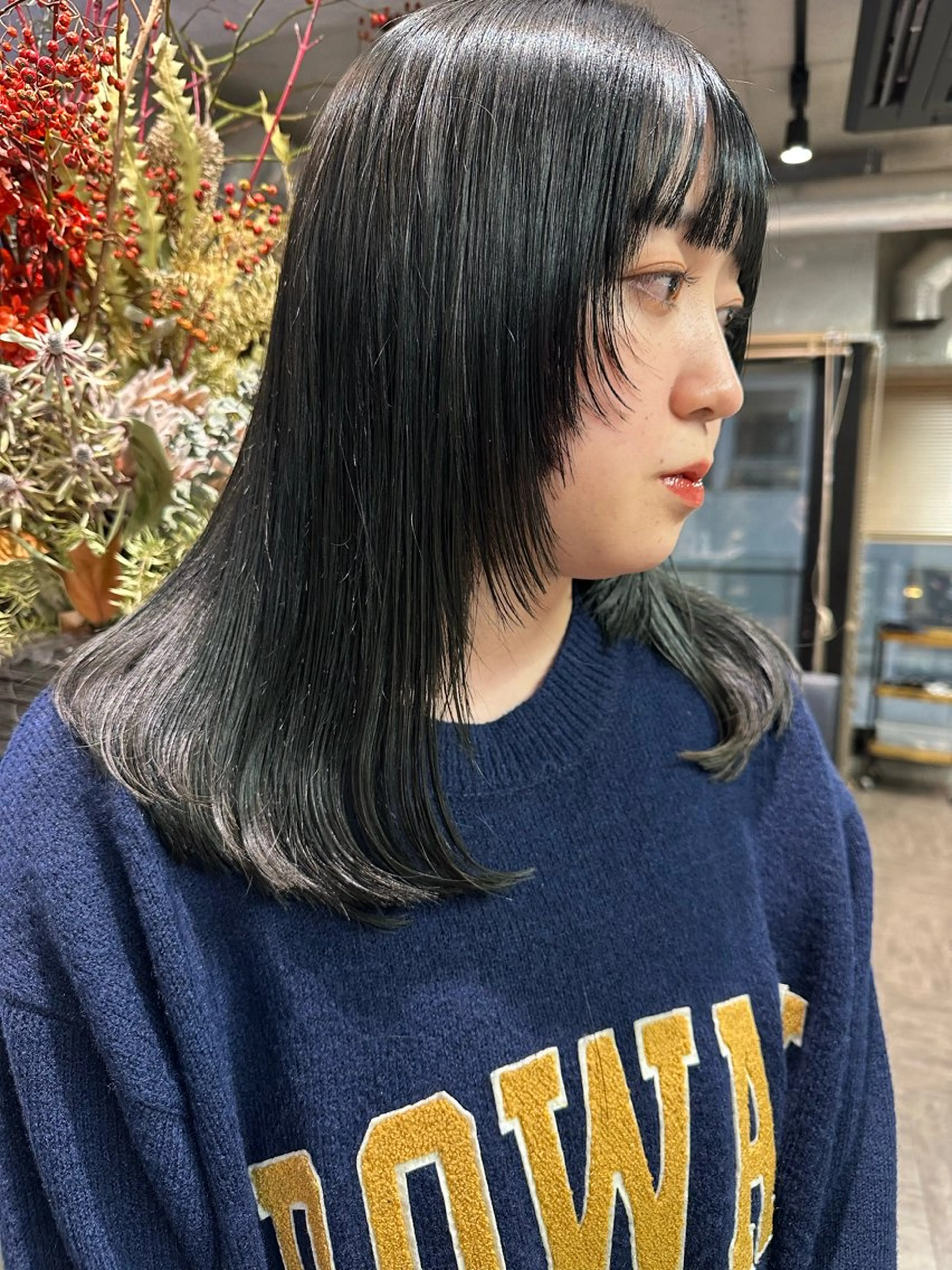 ミディアム カラー 黒髪 ブルーカラー ブルーブラック 顔まわりレイヤー レイヤーカット カット ヘアカラー hina💟 透明感カラーのヘアスタイル