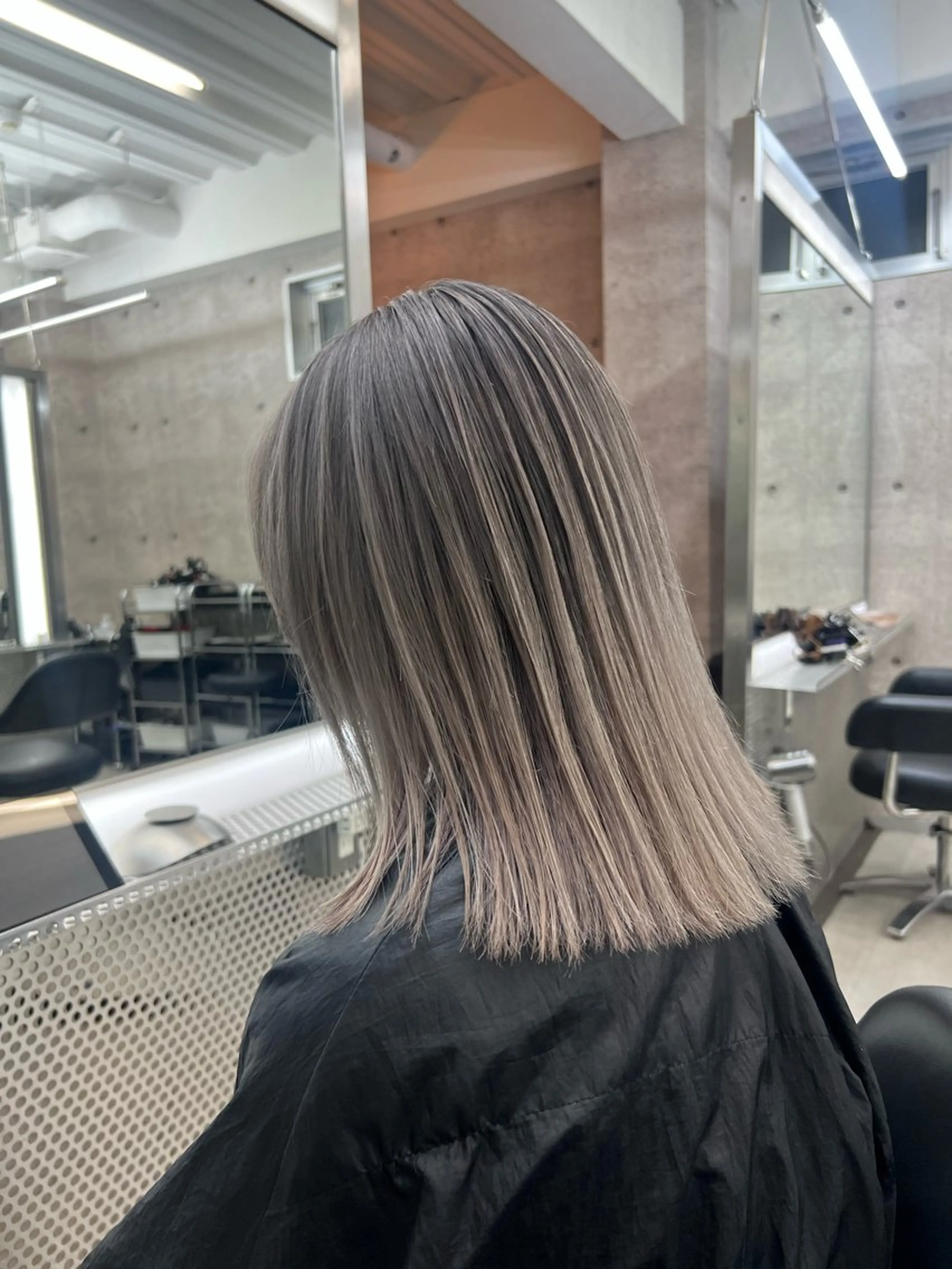 ミディアム カット ヘアカラー アンナ🦋海外ヘア バレイヤージュのヘアスタイル