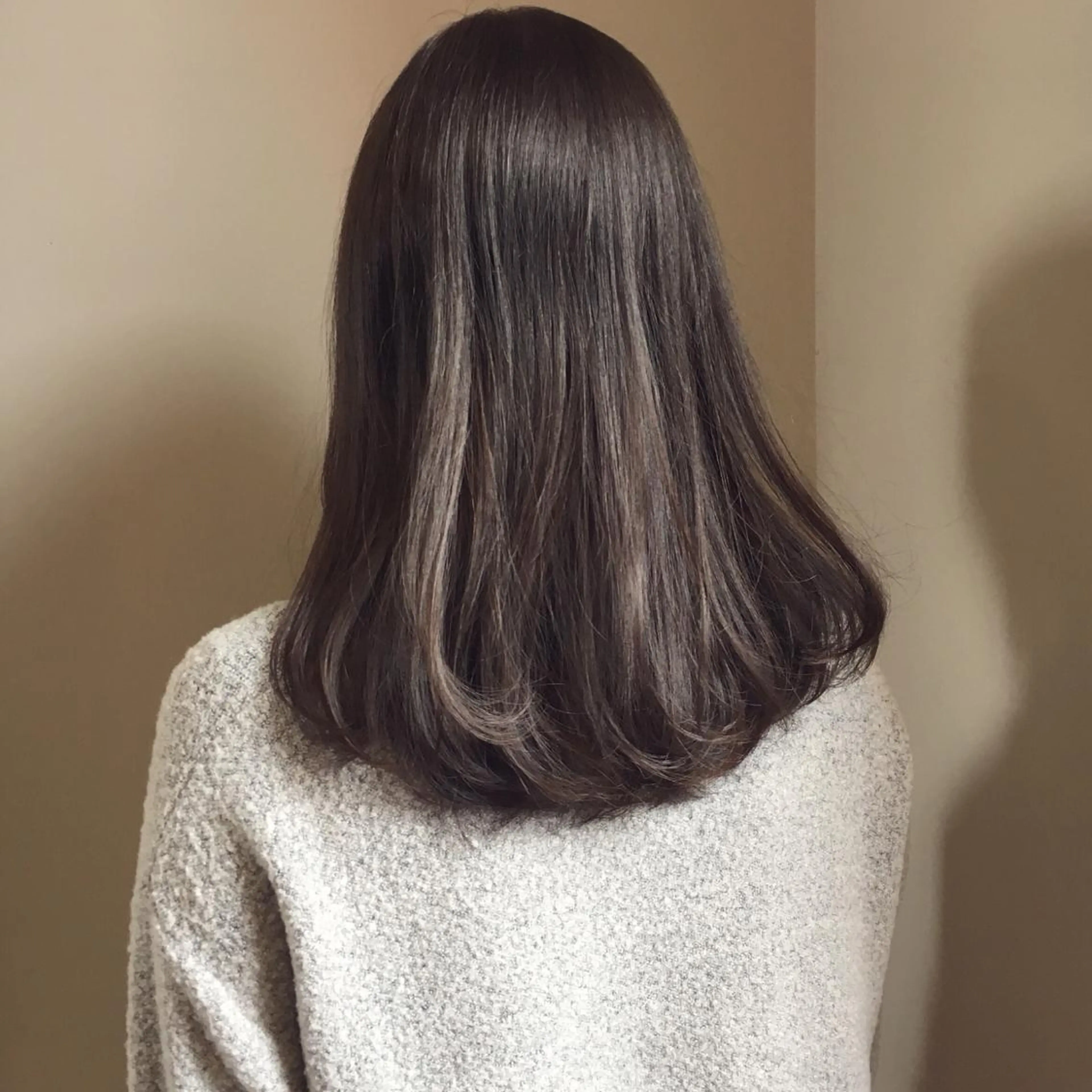 セミロング カラー アッシュ ブリーチ 透明感カラー ブリーチなしカラー 上川 美幸のヘアスタイル