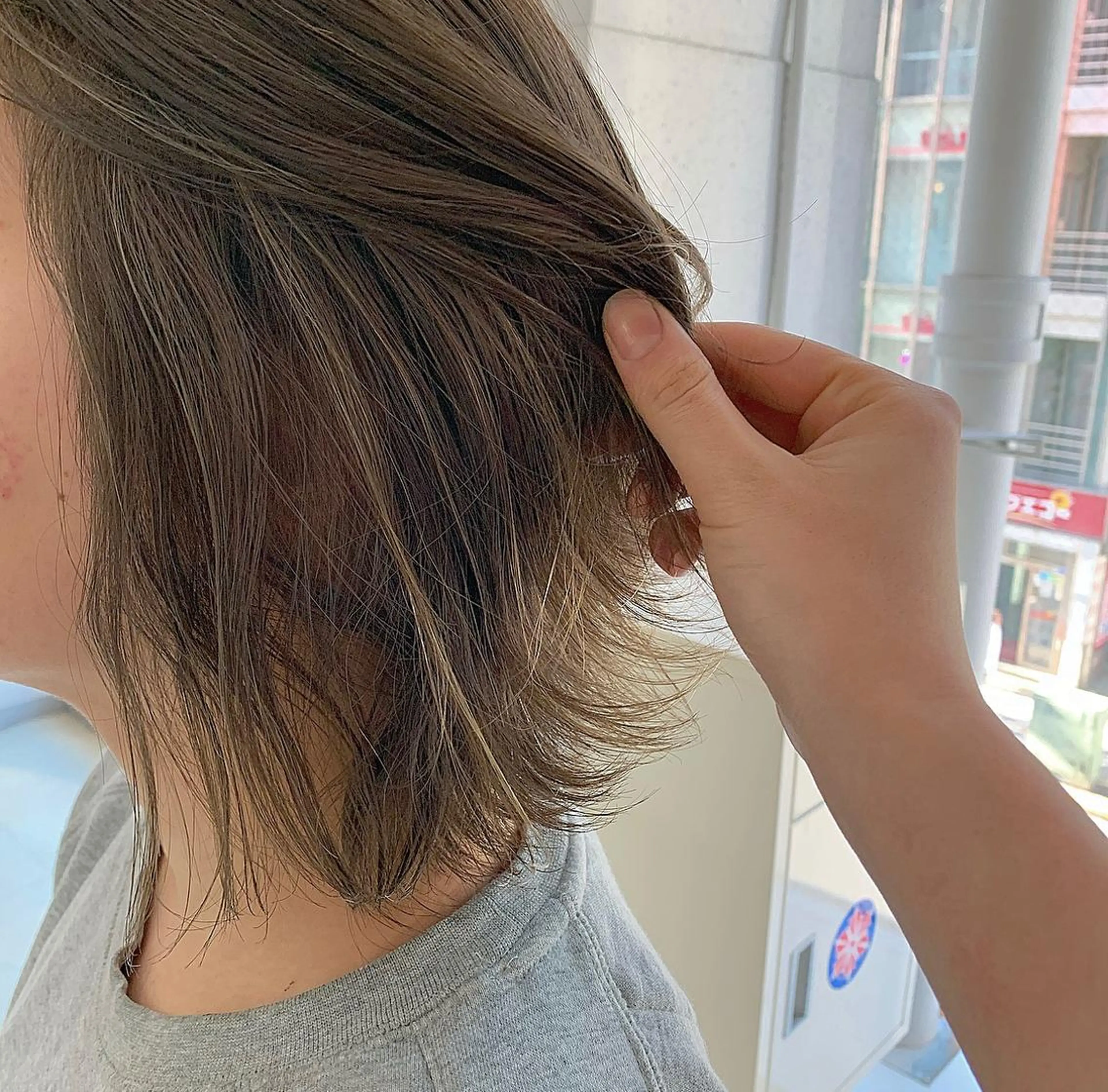 カラー ハイライトカラー 小泉 葵のヘアスタイル