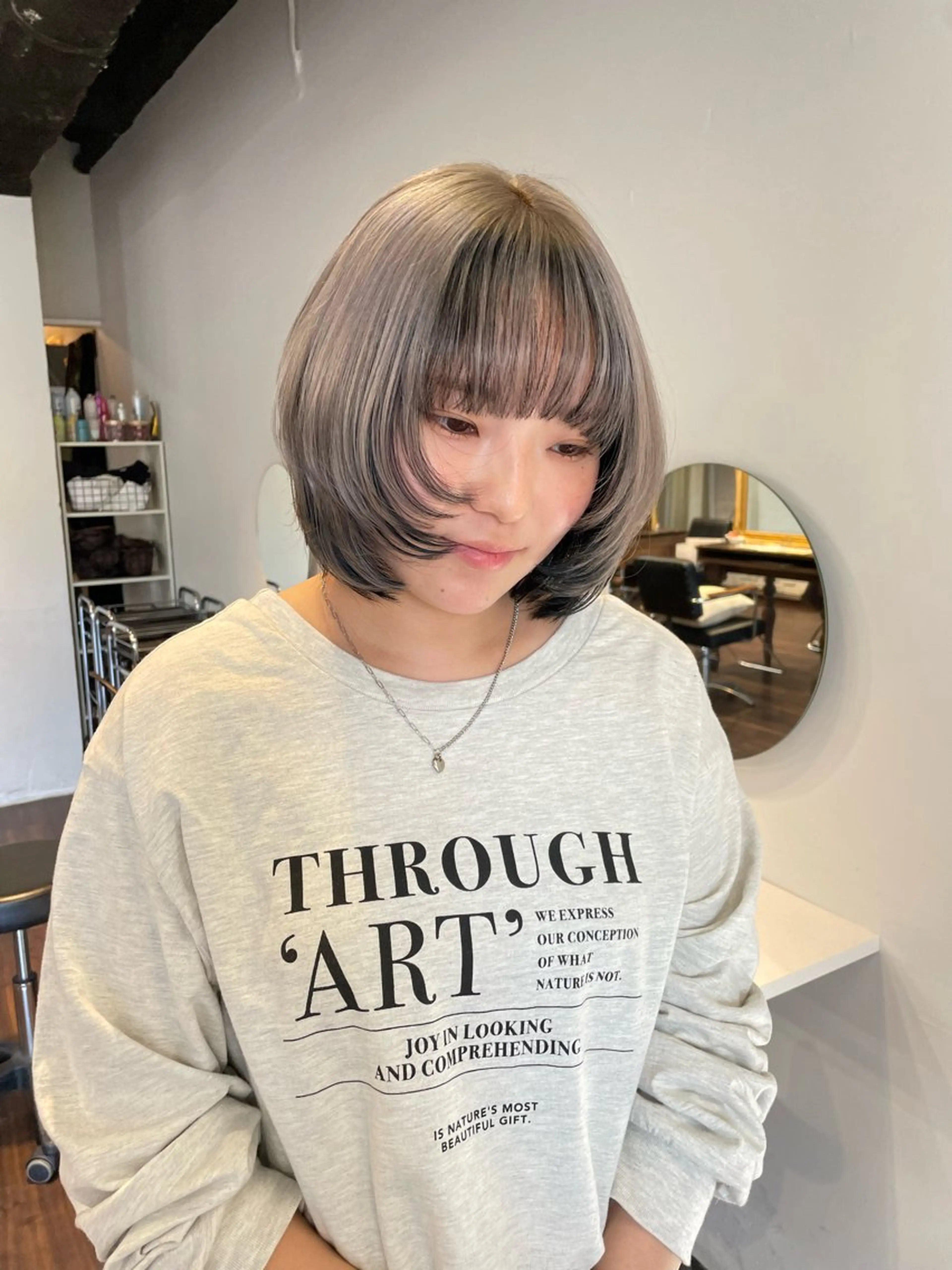 ミディアム カラー ヘアアレンジ ベージュカラー ブリーチ ダブルカラー グレージュ ミルクティーベージュ mao透明感カラー 似合わせヘアメイクのヘアスタイル