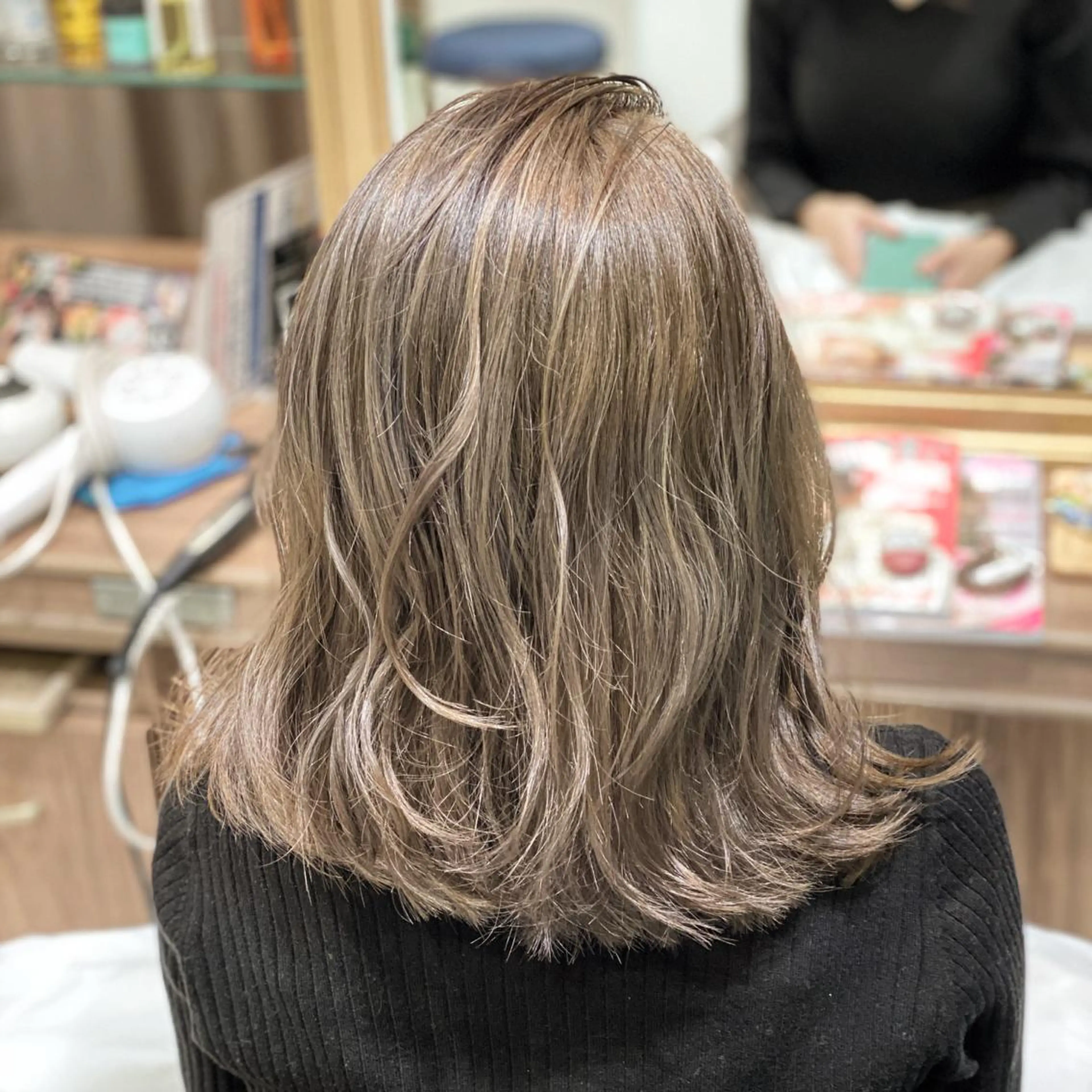 ミディアム カラー ベージュカラー ダブルカラー ミルクティーベージュ 💎大人ハイライト 💎上杉一也💎のヘアスタイル