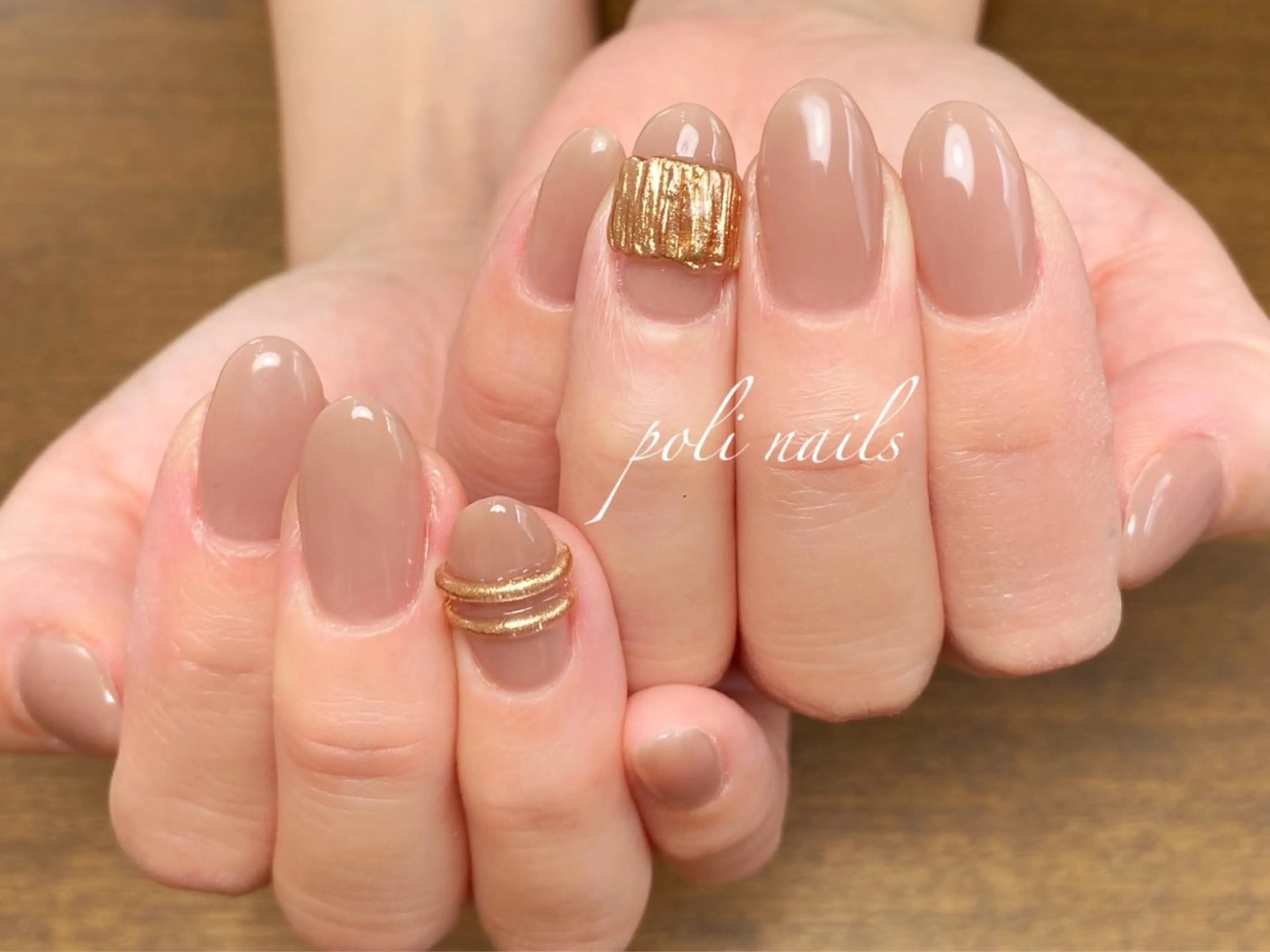 ミディアム ネイル poli nailsのネイルデザイン