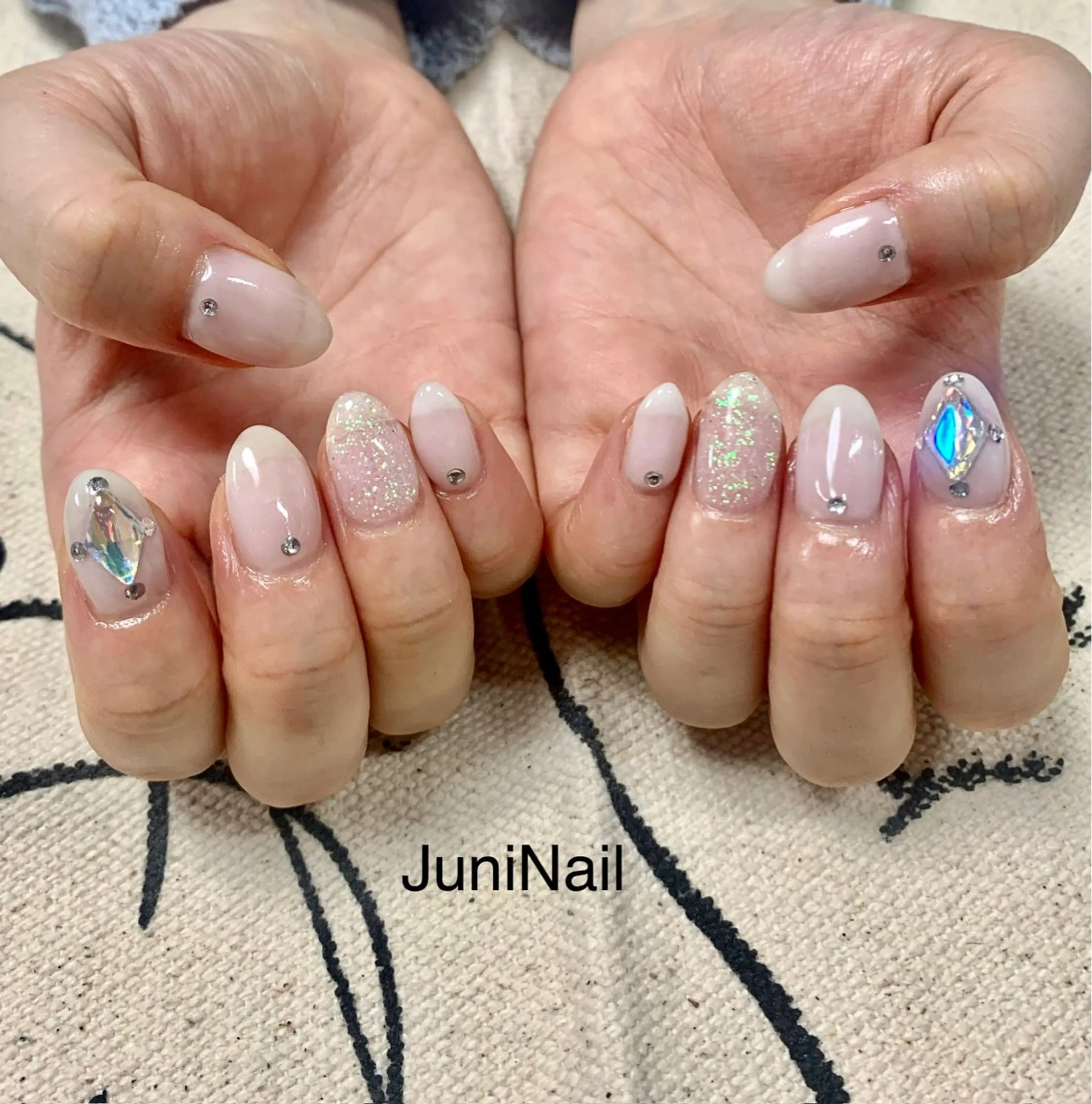 ネイル オーロラネイル フラッシュネイル 氷ネイル・うるうるネイル キラキラネイル 韓国ネイル ハンドネイル JuniNail 주니네일🇰🇷suのネイルデザイン