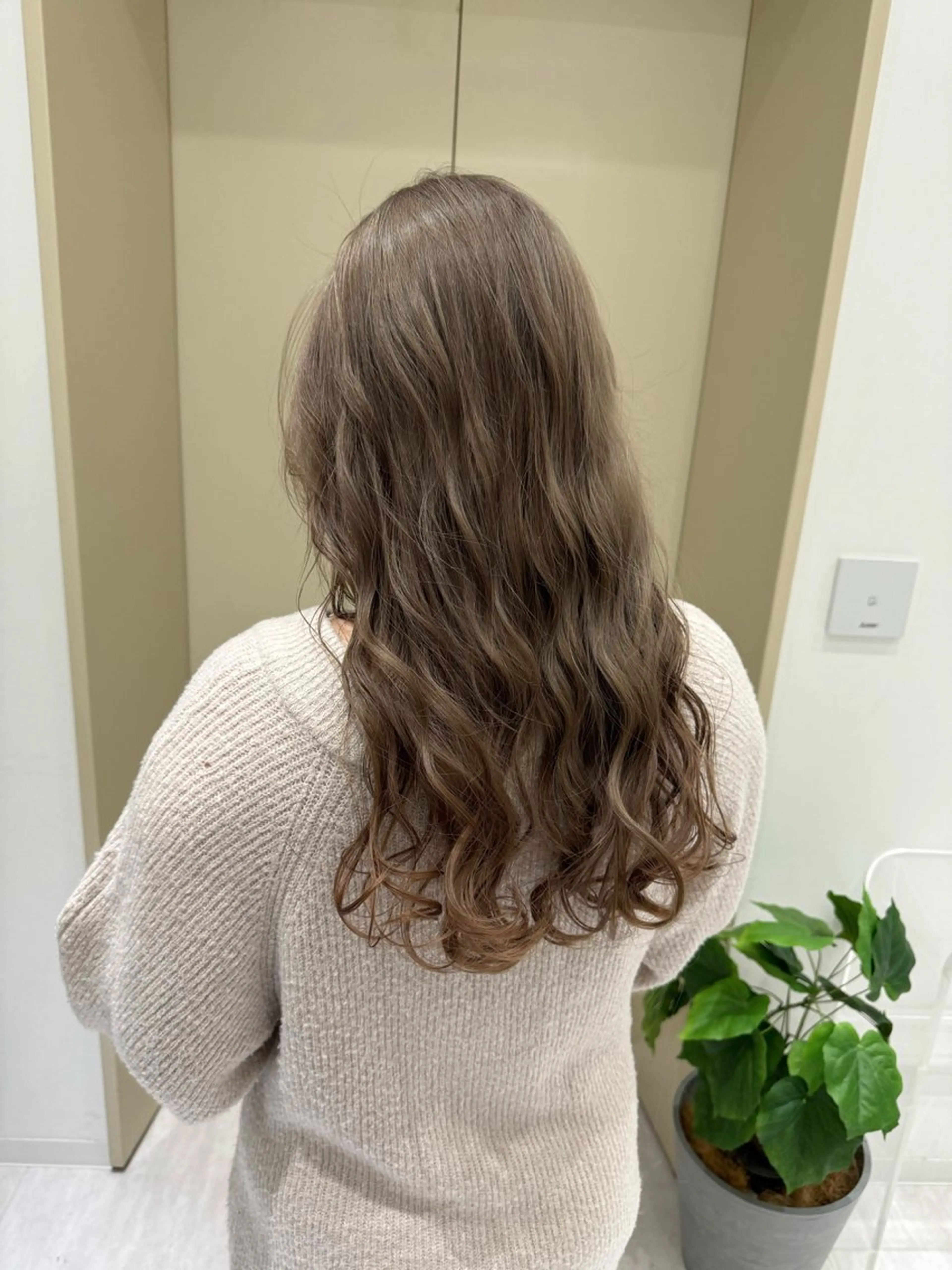 ロング カラー ブリーチ 透明感カラー グレージュ ミルクティーグレージュ ヘアカラー 透け 艶感カラー齊木 勇人のヘアスタイル