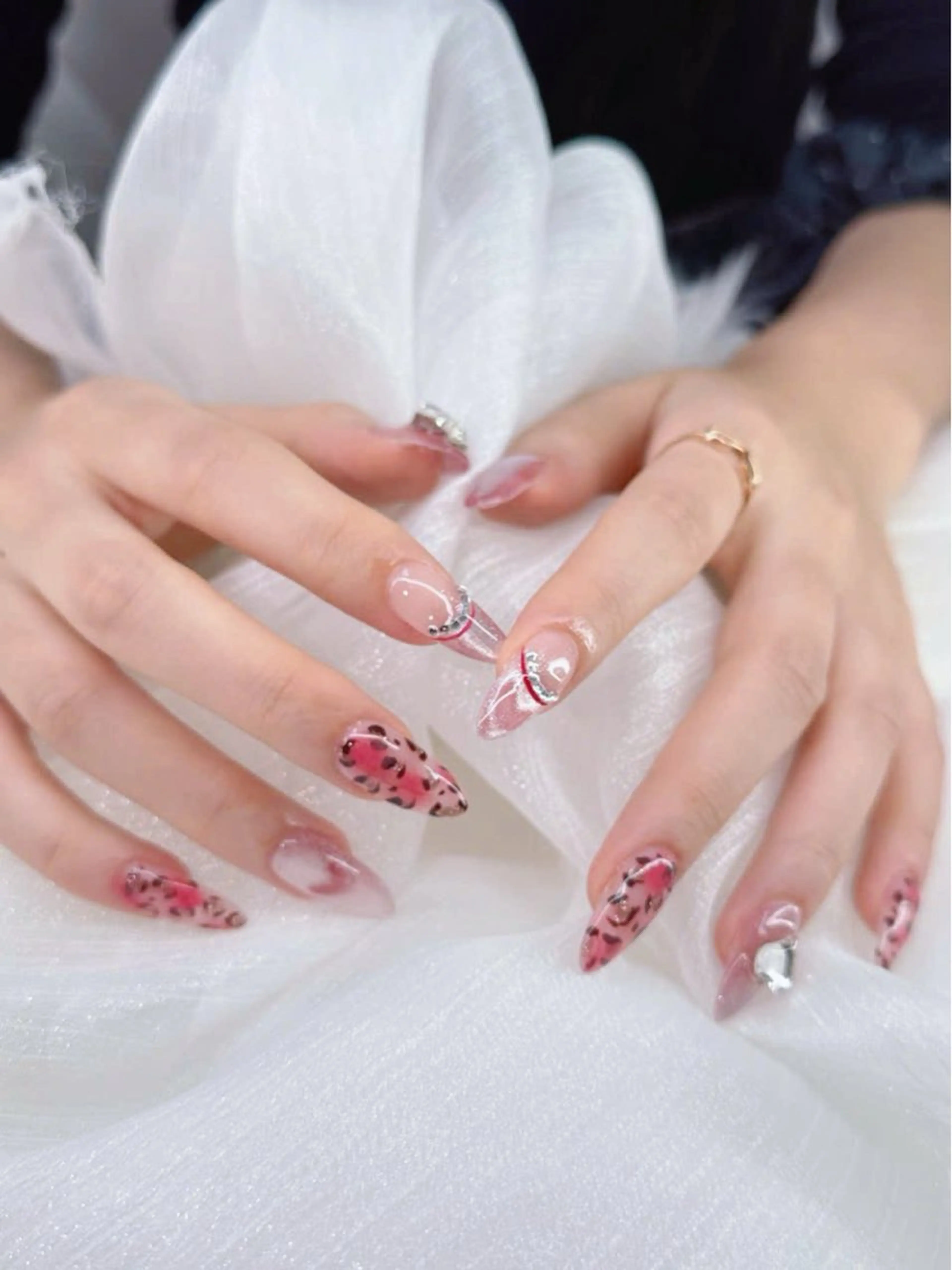 ネイル フレンチネイル グラデーション キラキラネイル 韓国ネイル マグネットネイル ハンドネイル ハンドケア Hara Nail & Beautyのネイルデザイン
