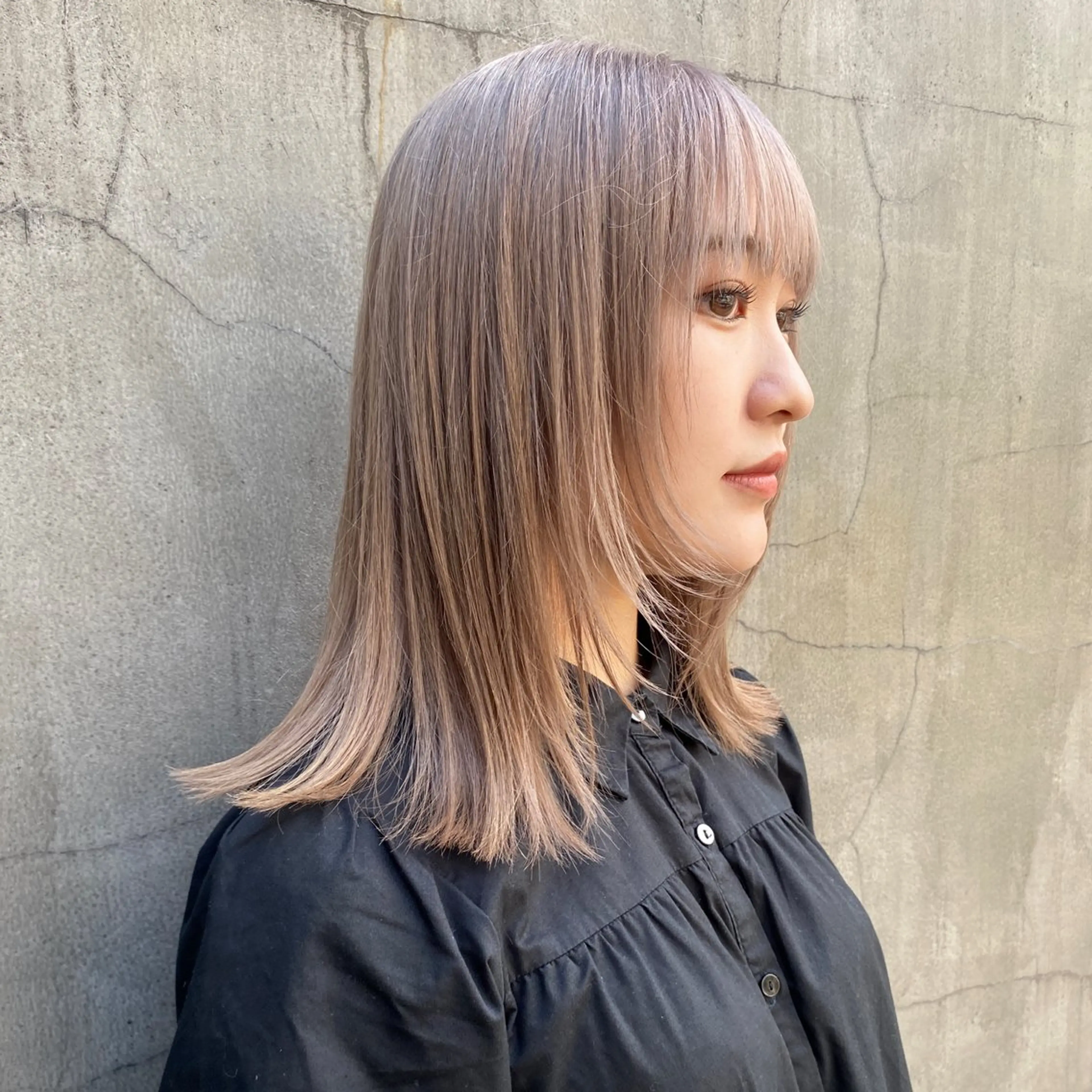 ミディアム カラー ベージュカラー ブリーチ ホワイトベージュ 顔まわりレイヤー レイヤーカット カット ヘアカラー トリートメント ◽️モードヘア◽️ SHOUTOのヘアスタイル