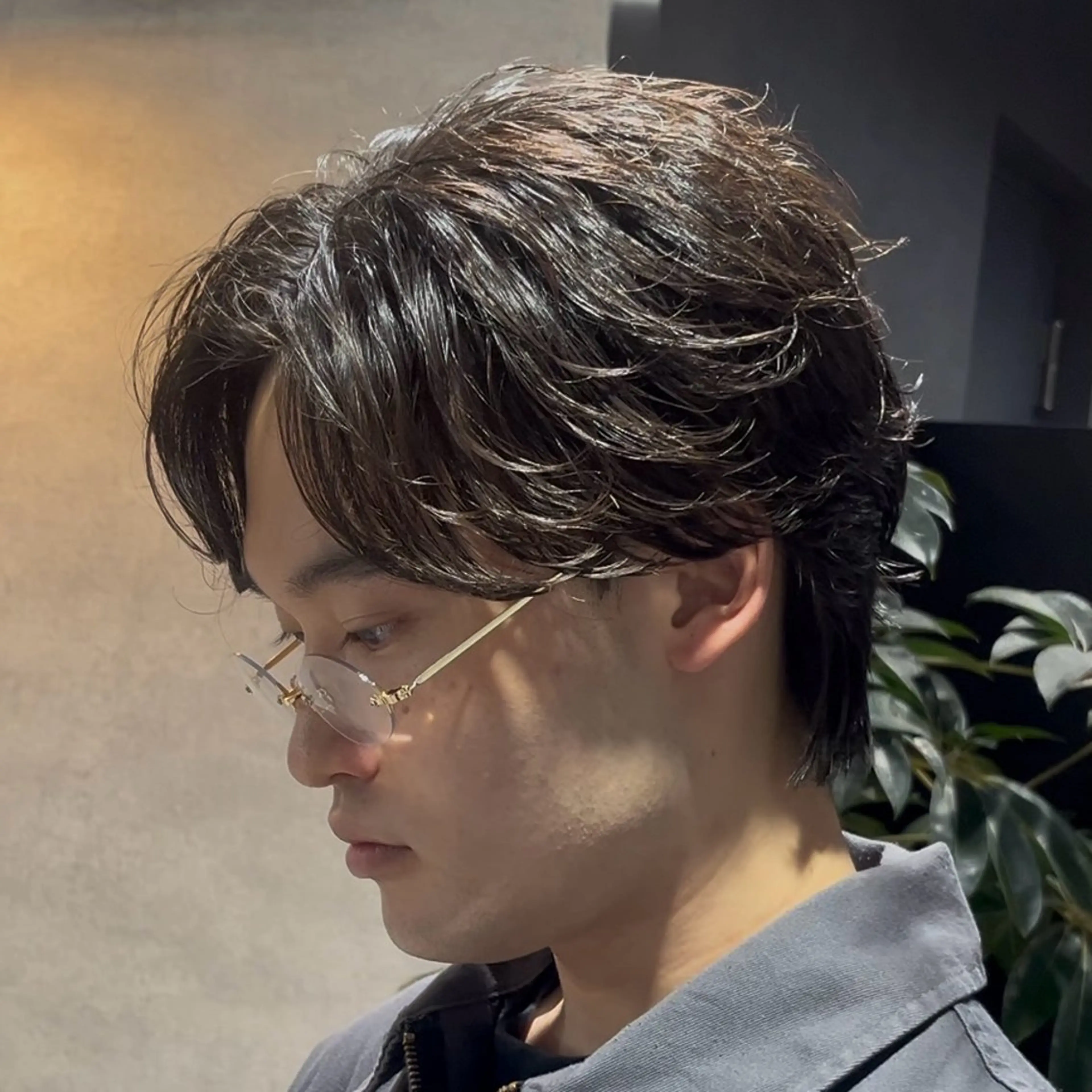 ショート カラー パーマ メンズ フェザーパーマ メンズパーマ カット パーマ センターパート マスターかずまのヘアスタイル