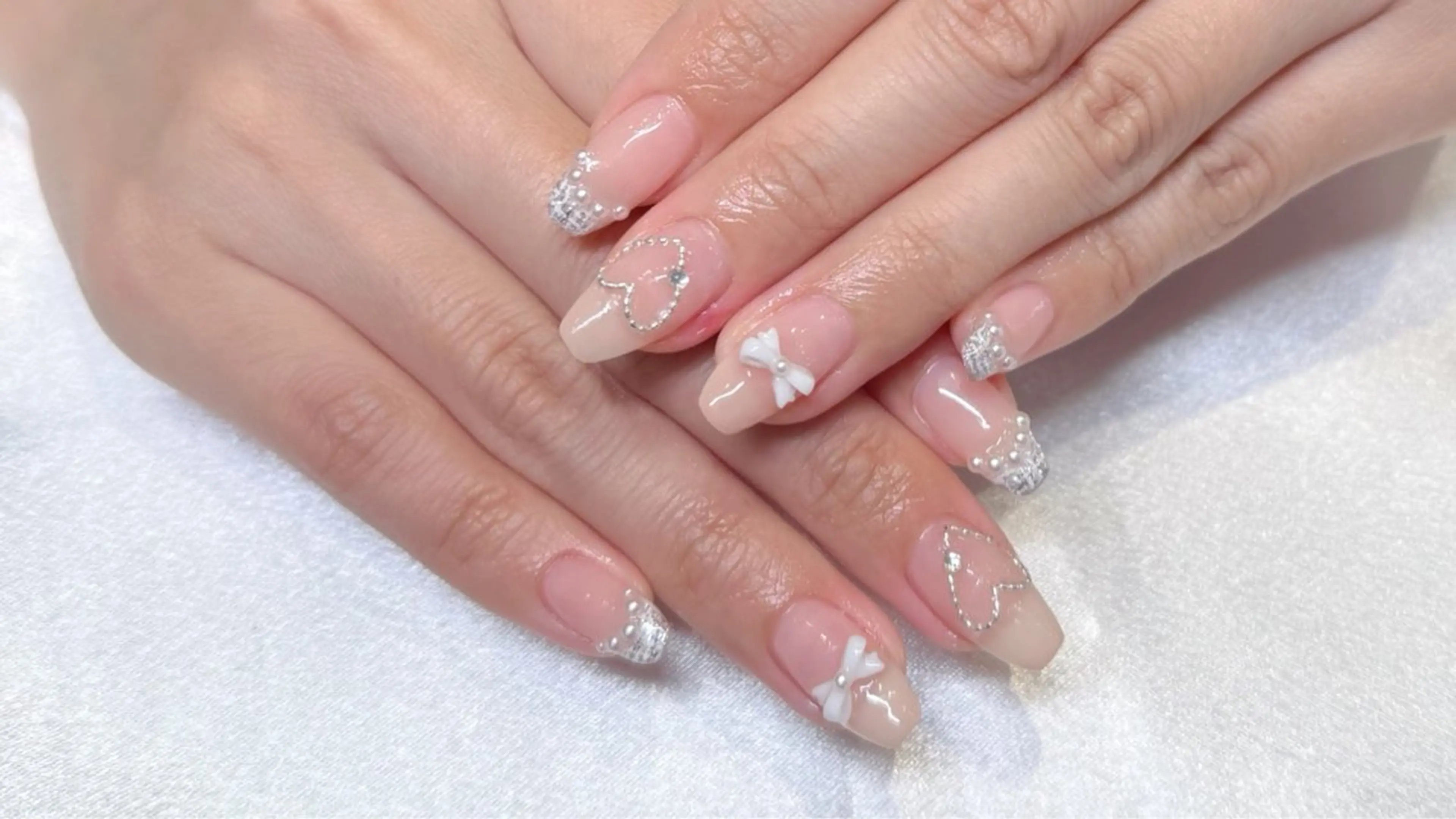 ネイル ガーリー 持ち込み ハンドネイル nail salon menarii所属・mai 🩵のネイルデザイン