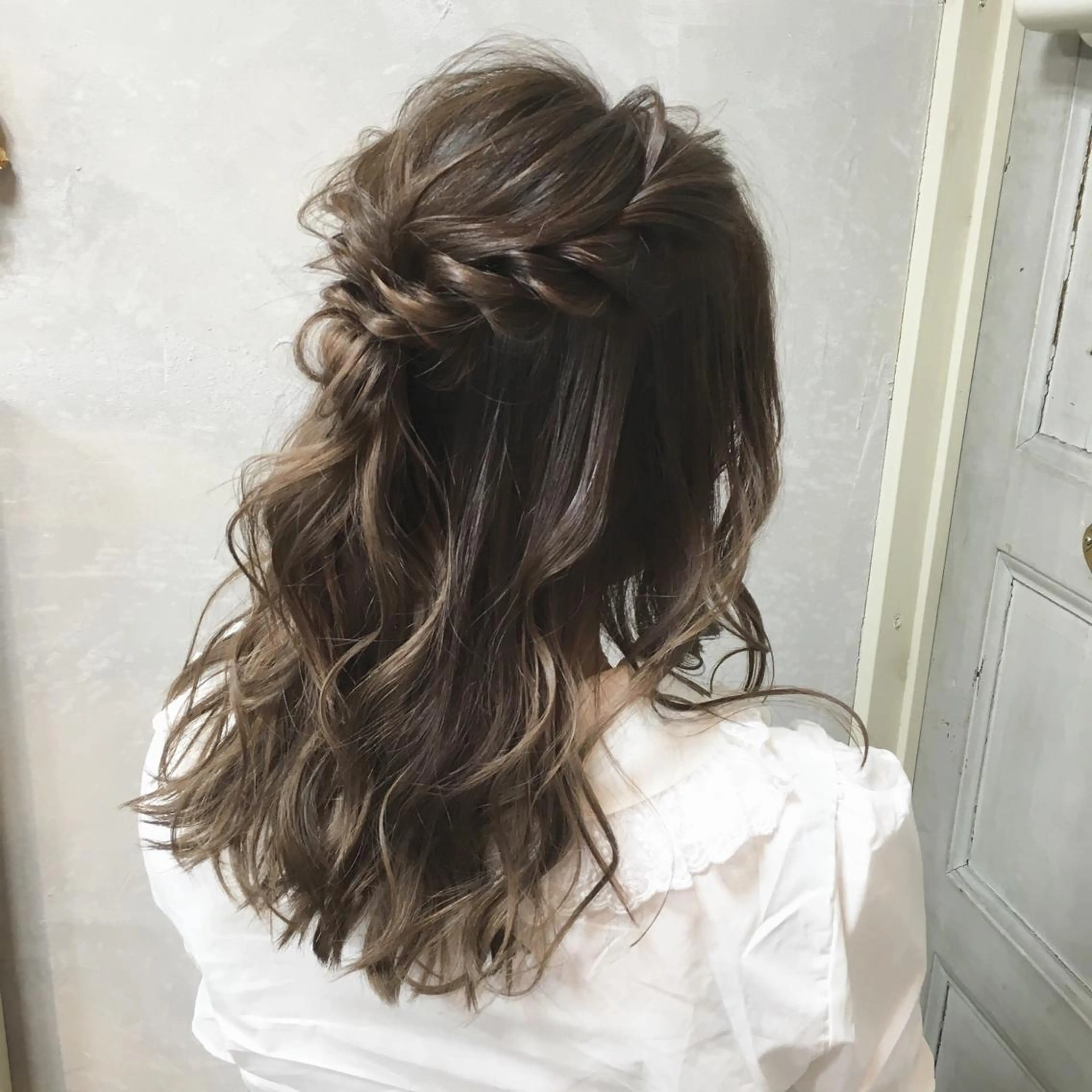 セミロング カラー ヘアアレンジ ハーフアップ グレージュ autre所属・大久保 ひでなりのヘアスタイル