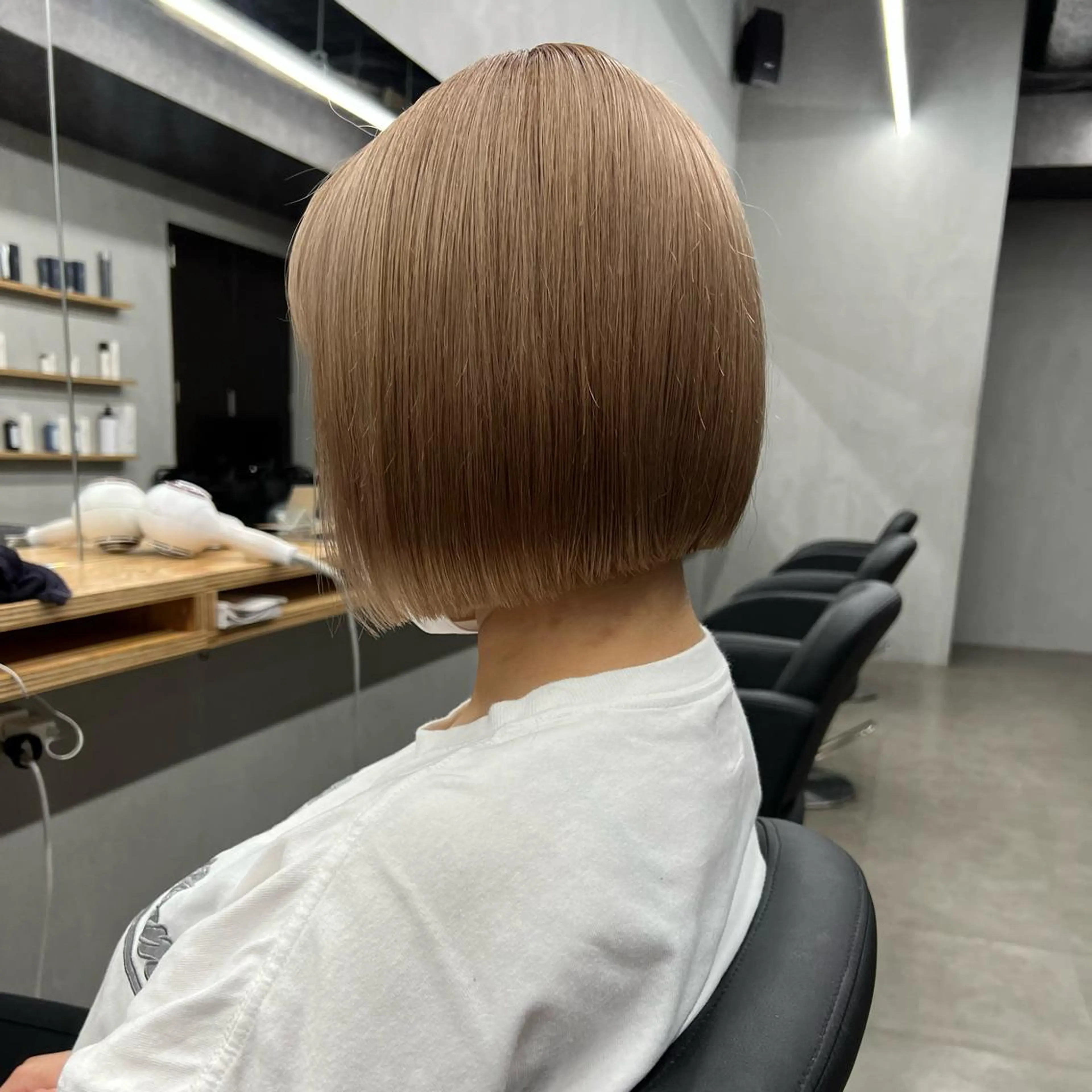 ショート カラー 切りっぱなしボブ ベージュカラー ミルクティーベージュ ボブ カット ヘアカラー トリートメント お顔まわりカット🌱 emo.村松泉綺のヘアスタイル