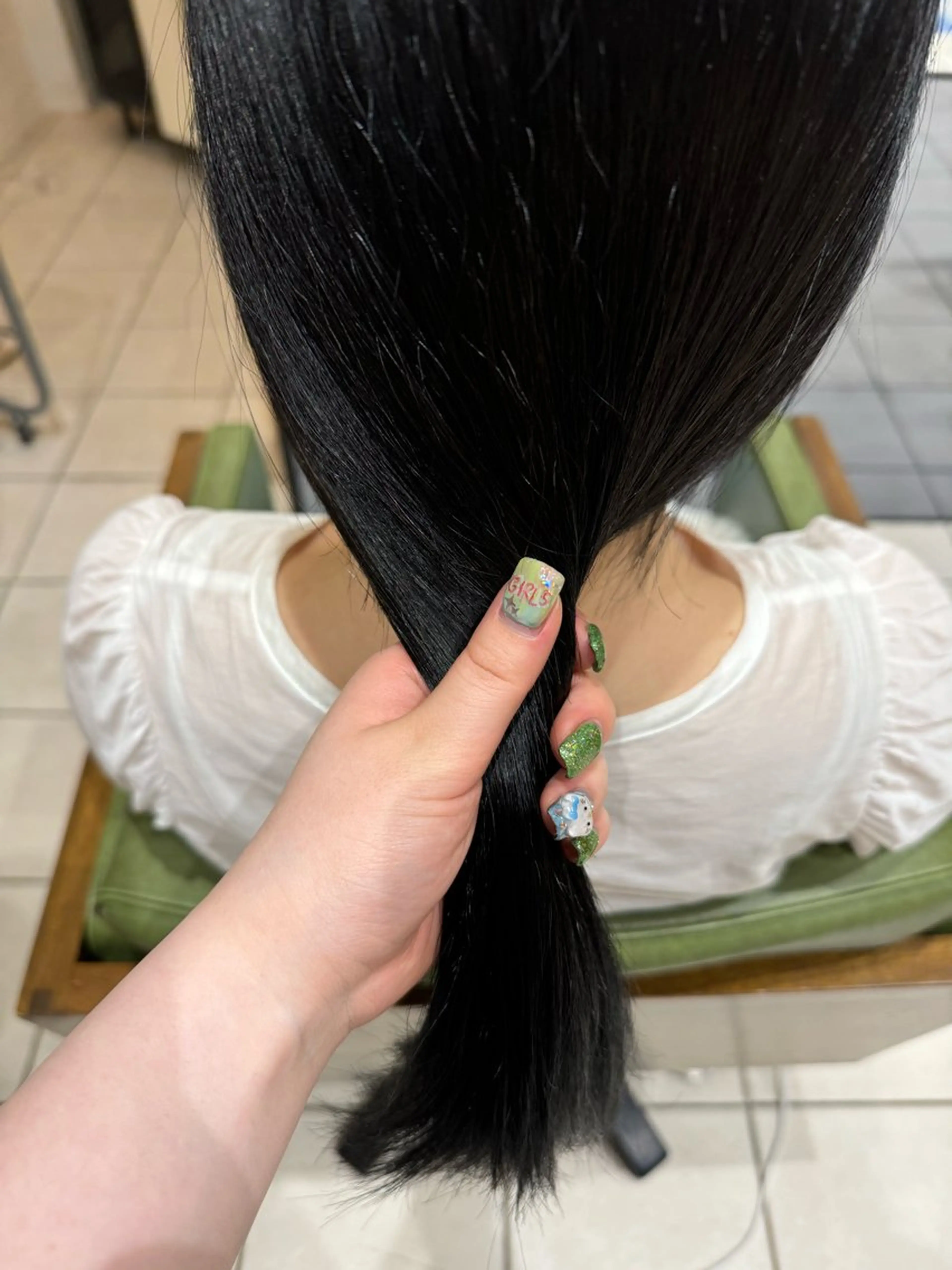 ロング カラー ダークグレー 吉留 文月のヘアスタイル