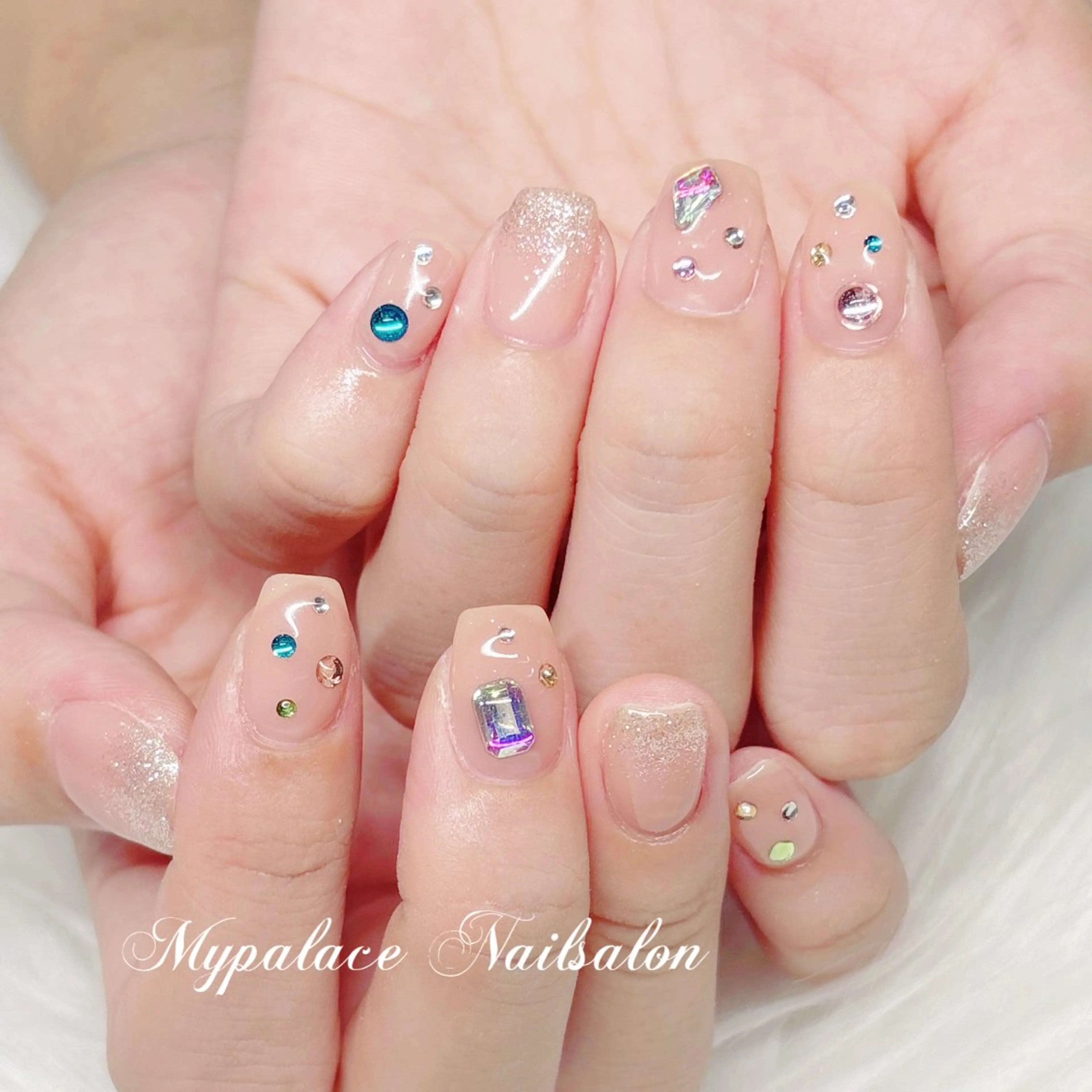 ネイル グラデーション ラメ(グリッター) ラメグラデーション ストーンネイル ハンドネイル Yuis Nailスカルプ専門のネイルデザイン