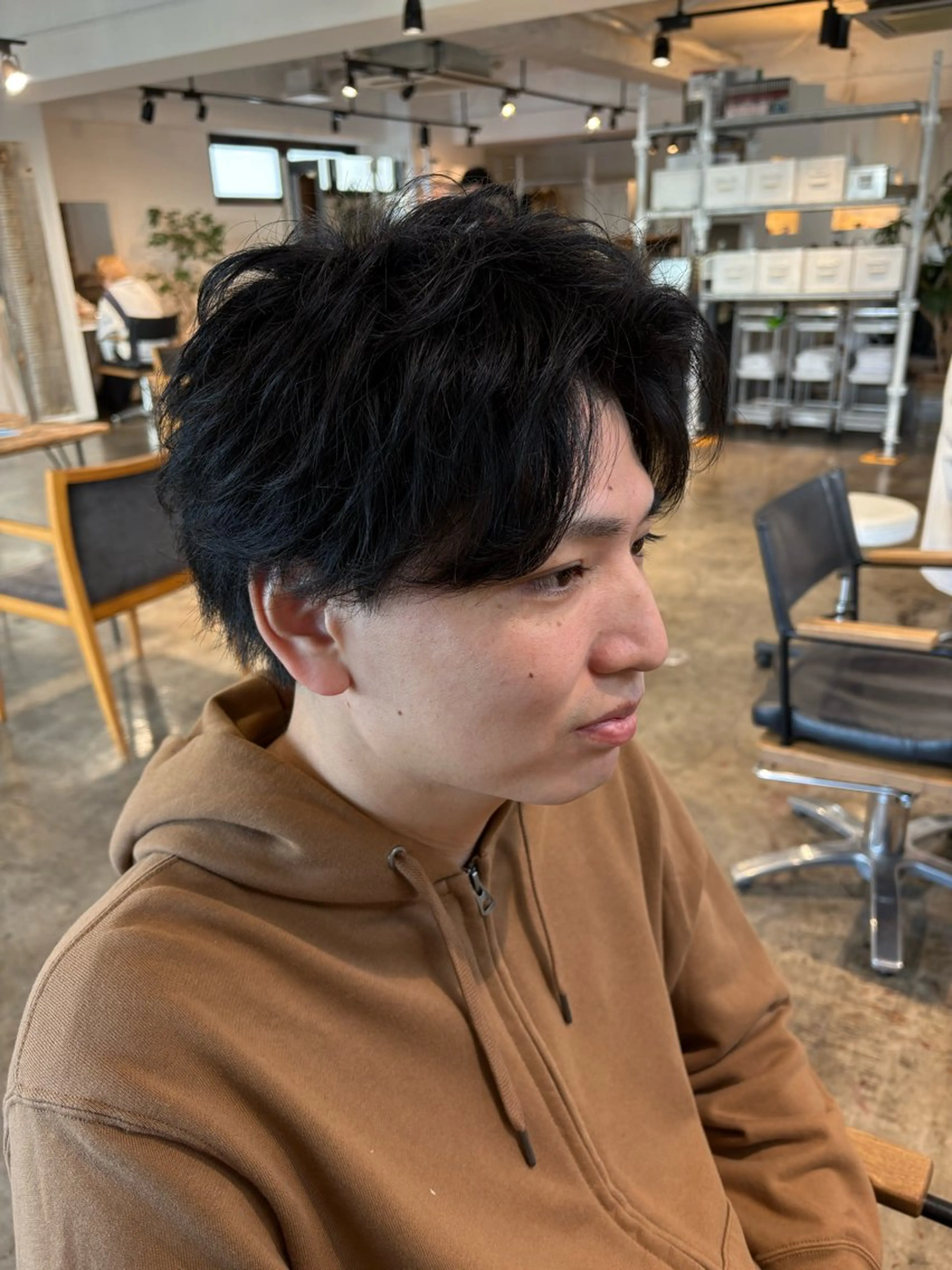 ショート パーマ メンズ センターパート ダウンパーマ フェザーパーマ カルマパーマ メンズ韓国風 カット フェザーパーマ癖毛 曲がる縮毛矯正森岡のヘアスタイル