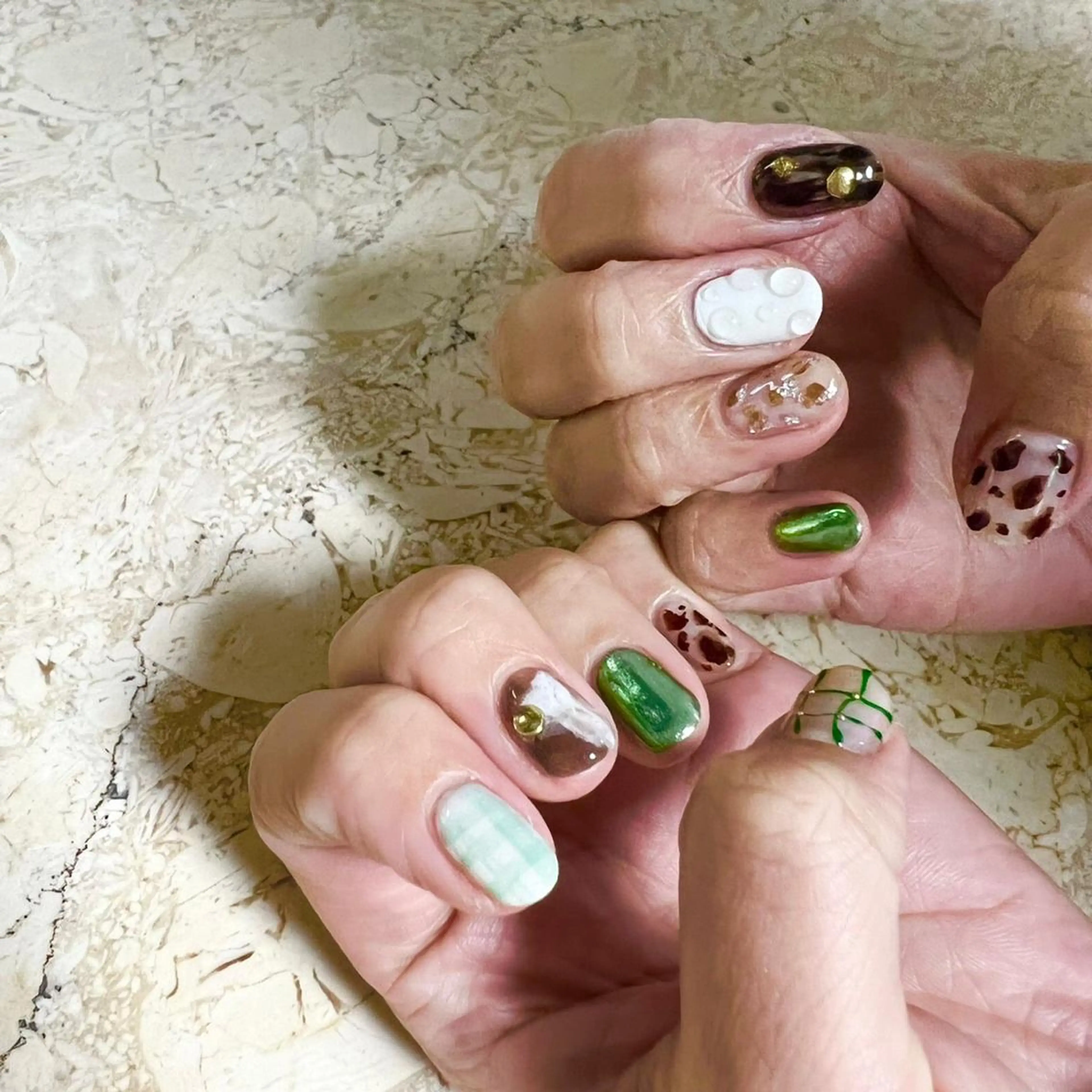 ネイル アニマル柄 アートネイル フレンチネイル ジェルネイル ガラスフレンチ ハンドネイル フットネイル nail salon mieux(ミュー)のネイルデザイン