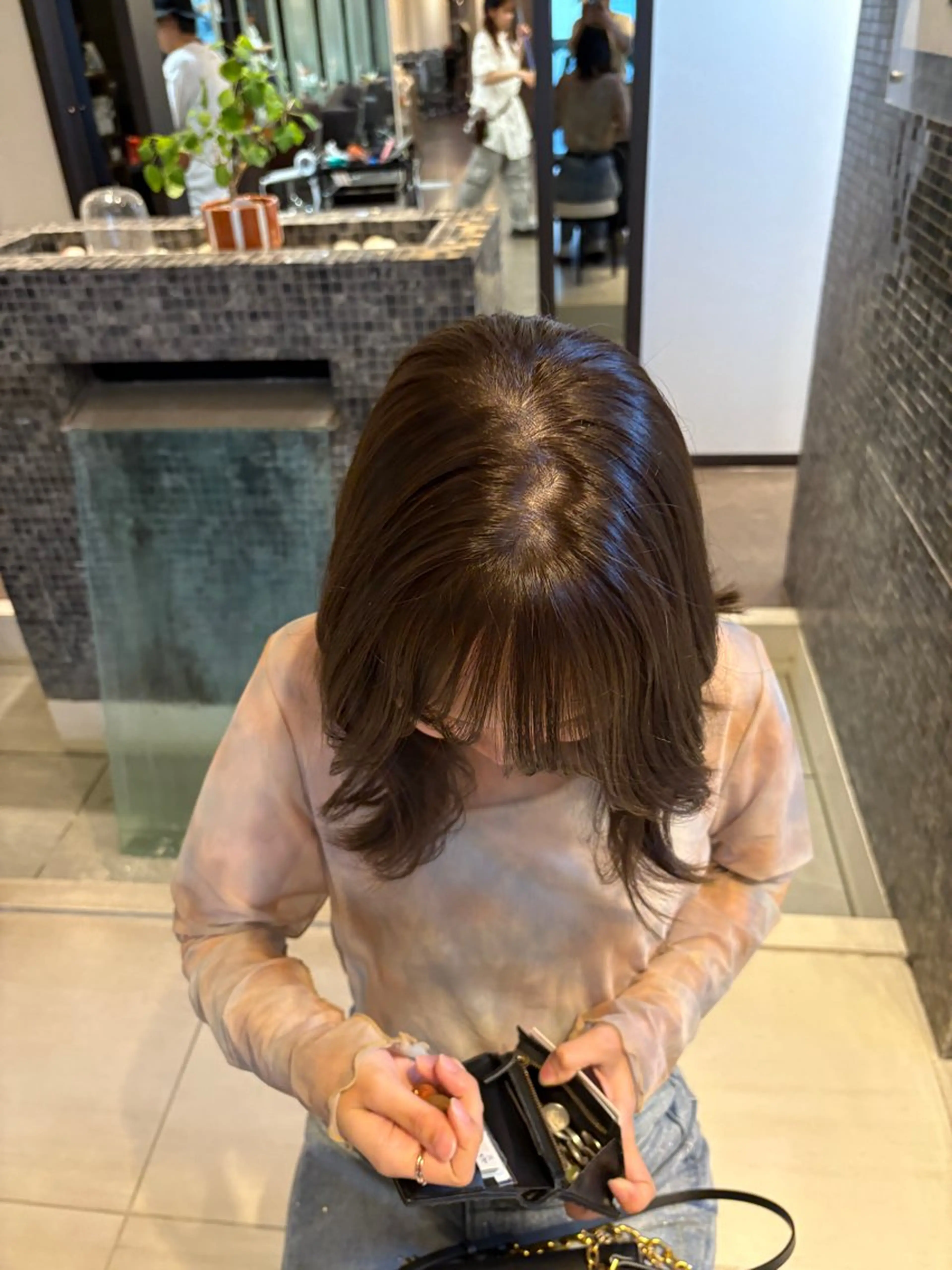 ミディアム カラー ベージュカラー オリーブベージュ pikaichi Tenjin×m.slash所属・大橋 未夢のヘアスタイル