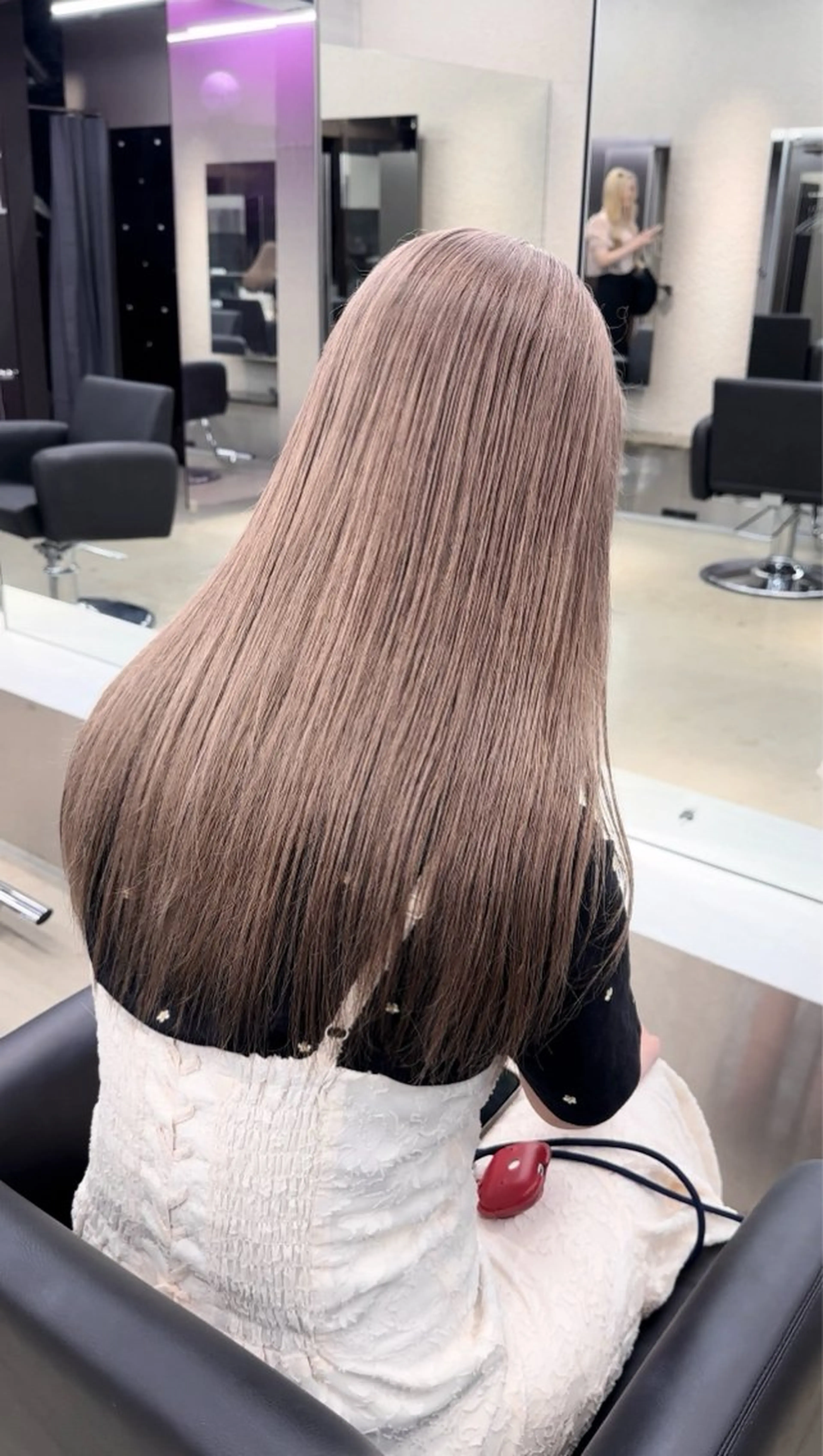 ロング レイヤーカット トリートメント SALOWIN栄三丁目店所属・ハイトーン/ 縮毛矯正のヘアスタイル