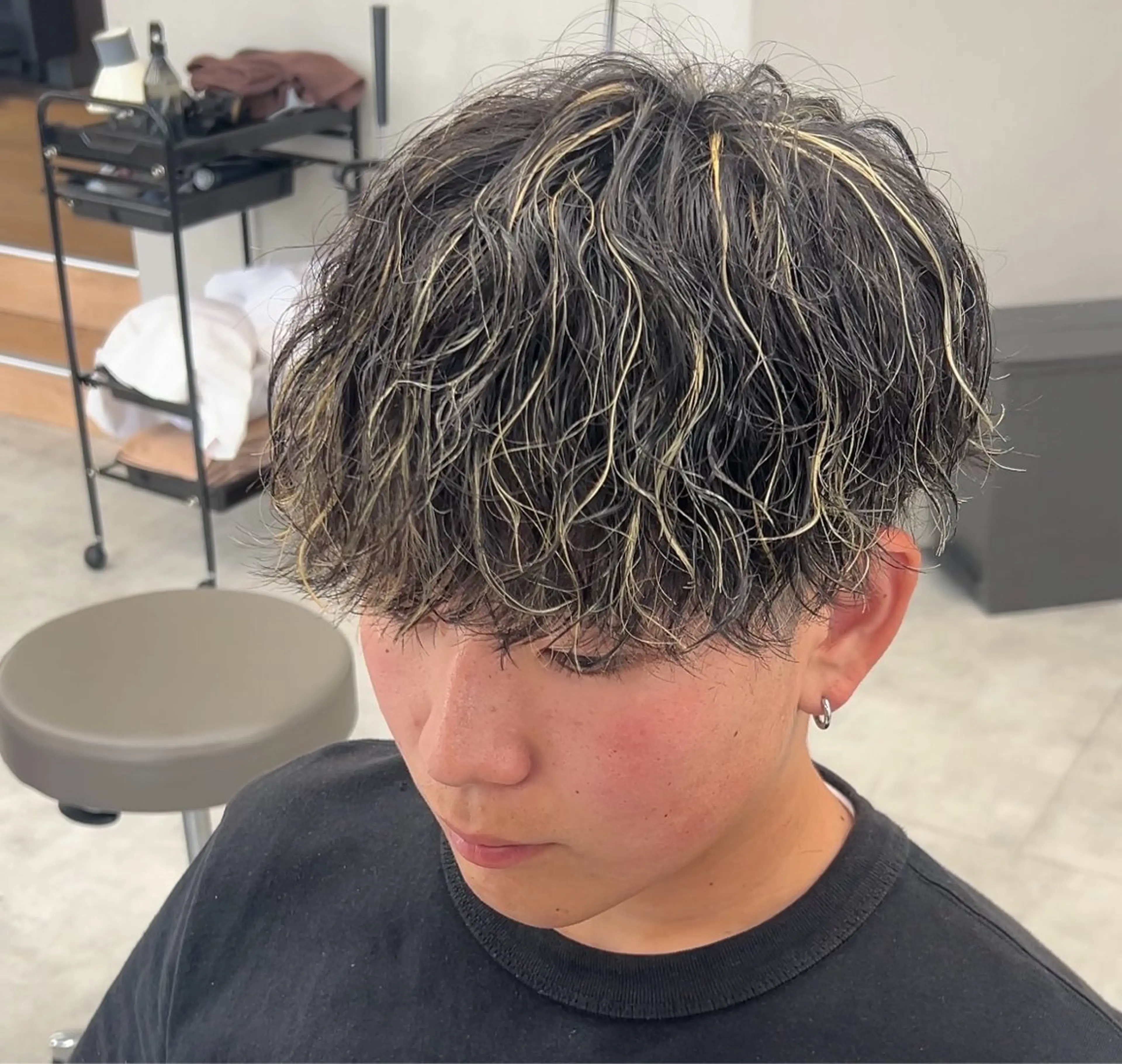 ショート カラー パーマ メンズ メンズハイライト メンズメッシュ メンズパーマ ツイストスパイラルパーマ ハイライトカラー カット ヘアカラー パーマ メンズパーマ/ 新潟駅/佐藤裕のヘアスタイル