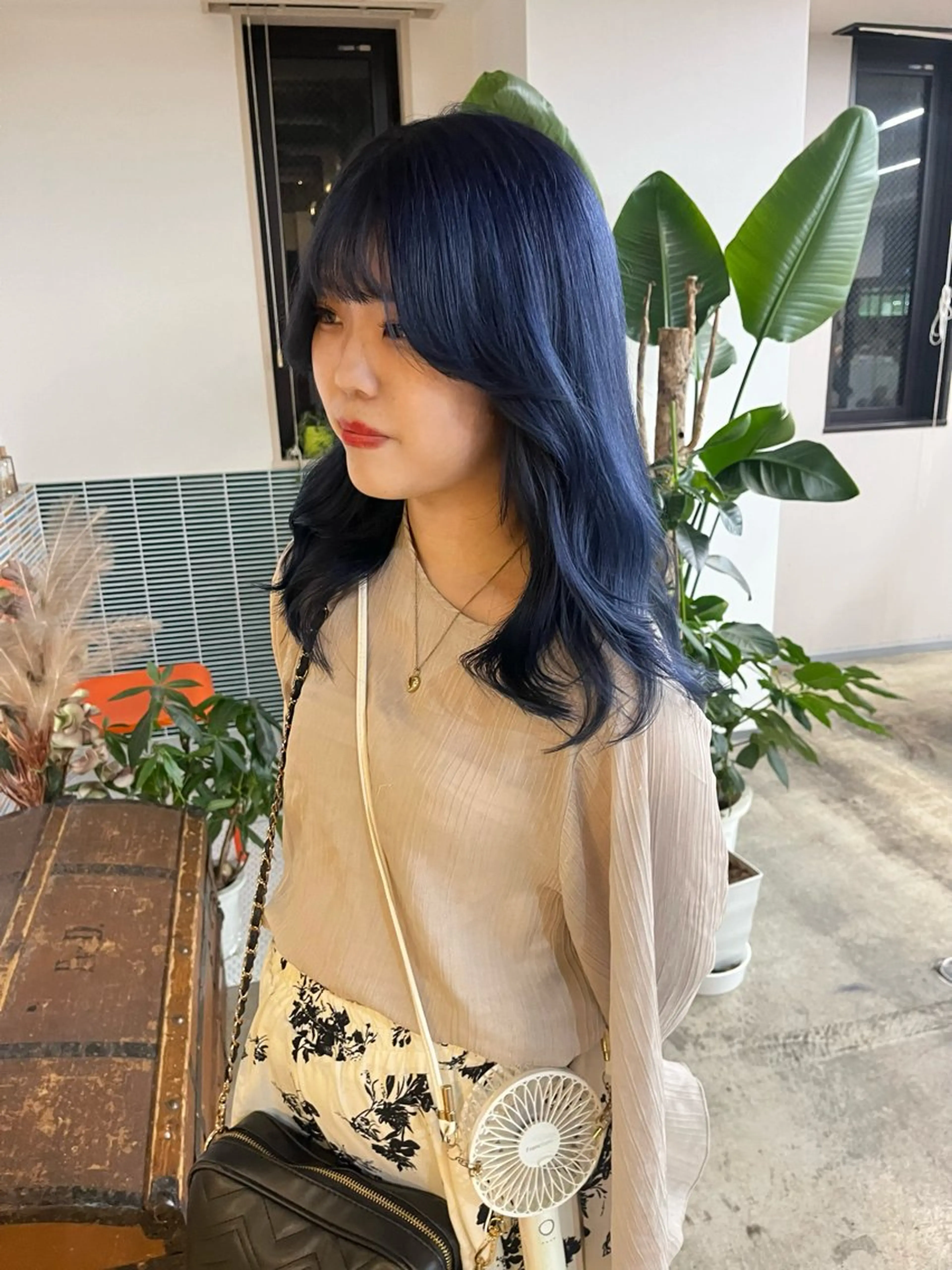 ミディアム カラー ブリーチ ブルーカラー ネイビーカラー カット ヘアカラー トリートメント 🩷ハイトーン透明感 レイヤー🩷ユリカのヘアスタイル