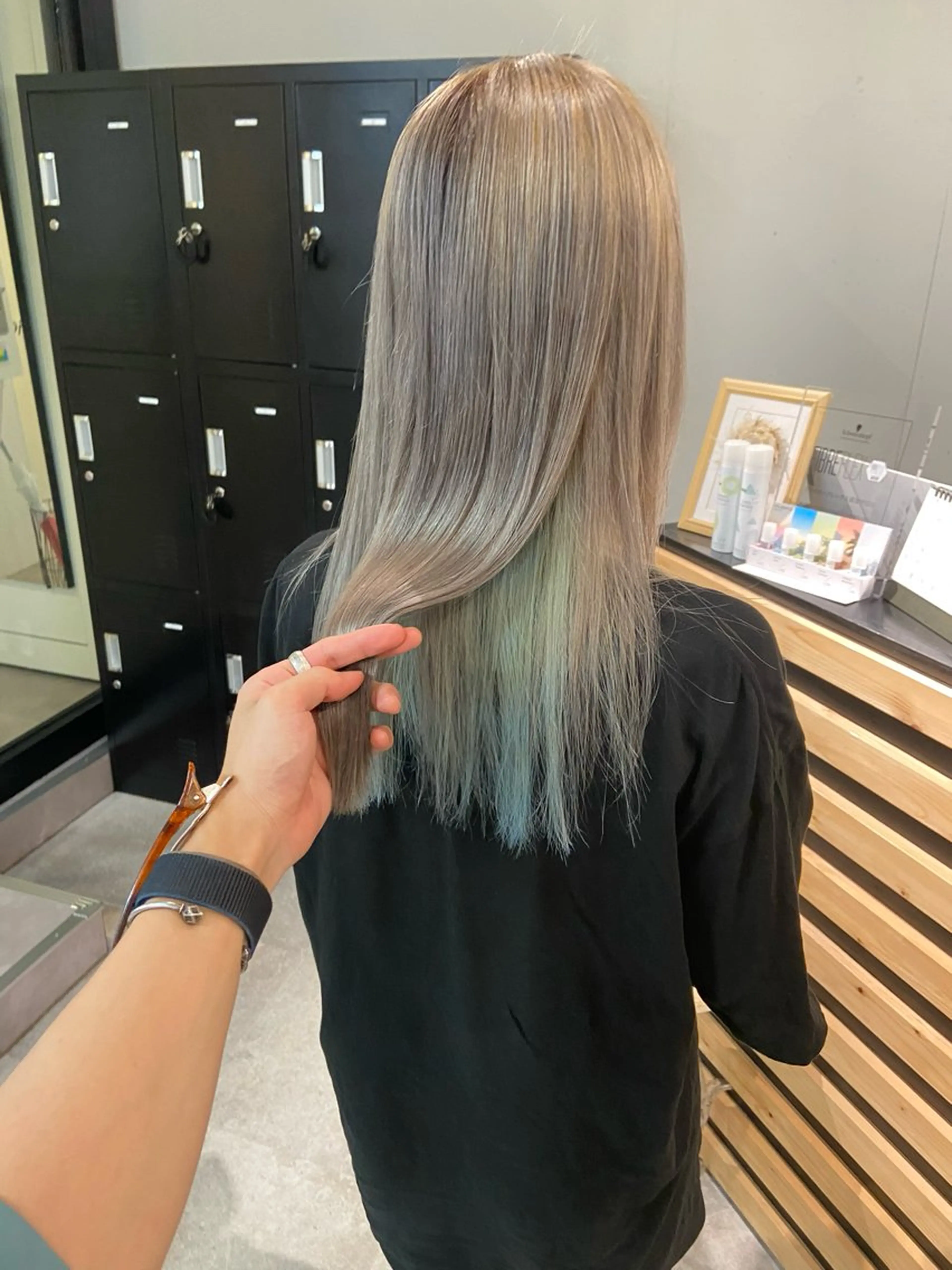 ミディアム カラー ブリーチ ブルーカラー シルバー ヘアカラー トリートメント AILEE所属・ウルフカット レイヤーカット上柿のヘアスタイル