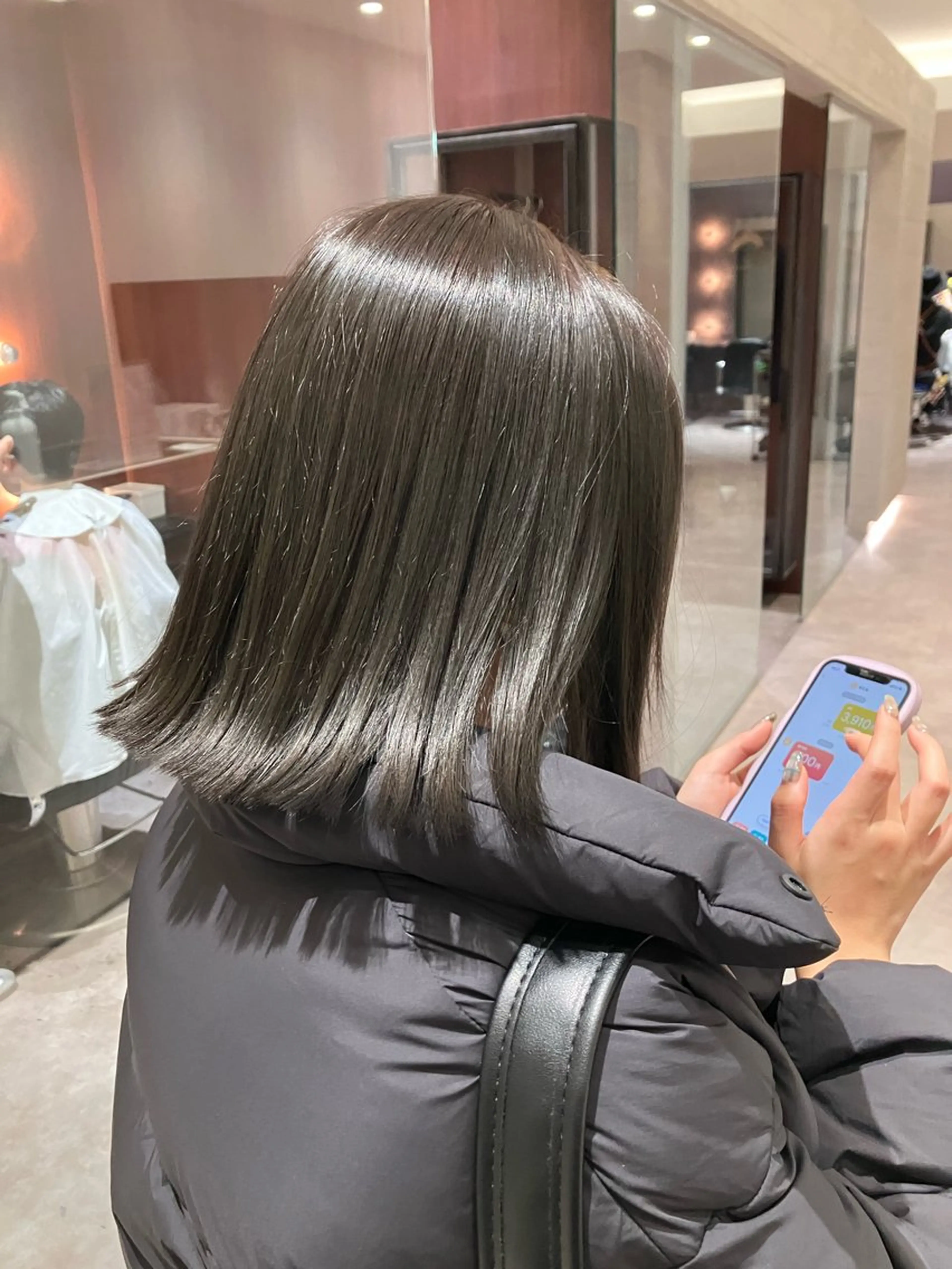 ショート カラー グレージュ オリーブグレージュ オリーブグレー ボブ 外ハネヘア サキ🤍ハイトーン 🩰くびれ巻きヘアのヘアスタイル