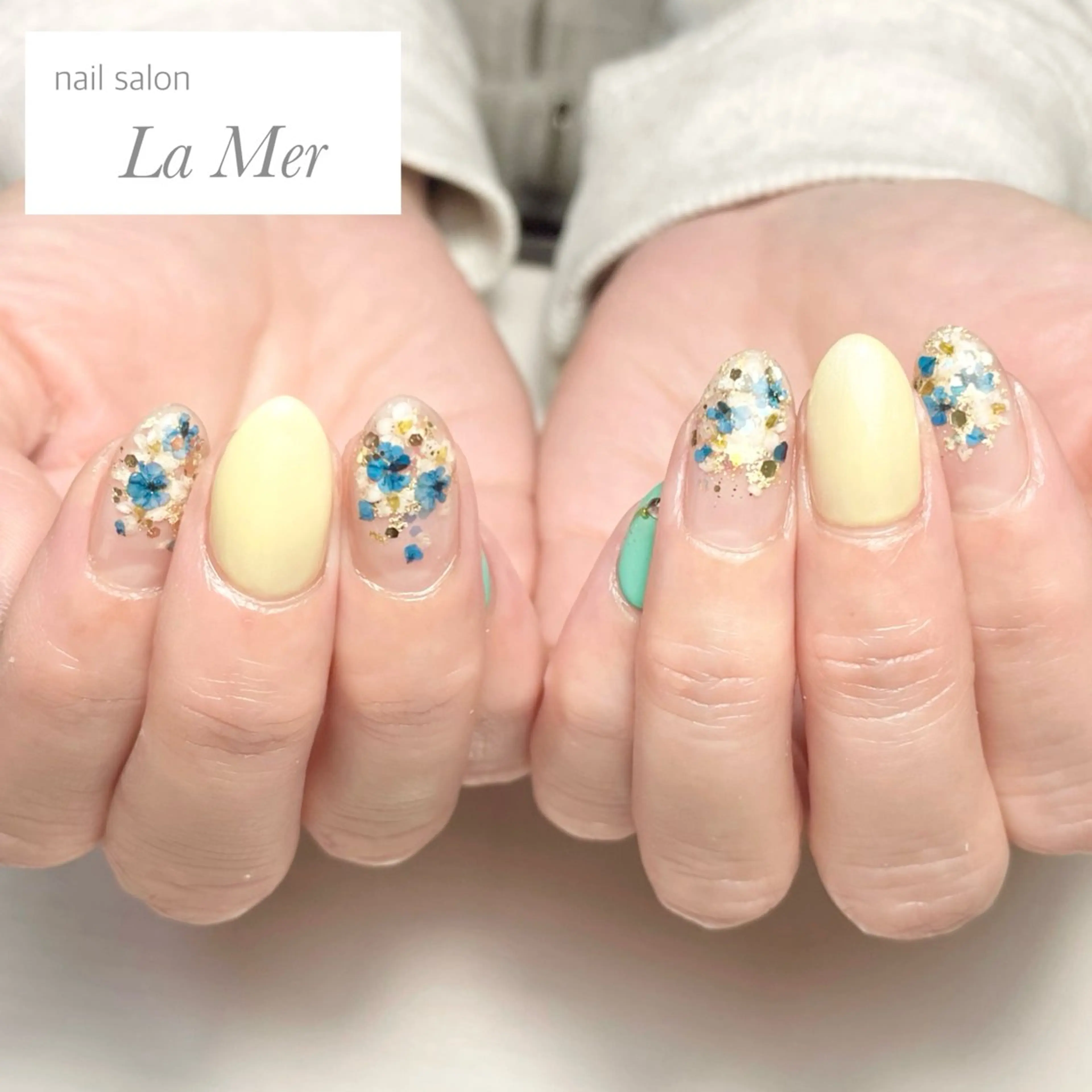 ネイル ブルー フラワーネイル 春ネイル 黄色 ハンドネイル nailsalon La Merのネイルデザイン
