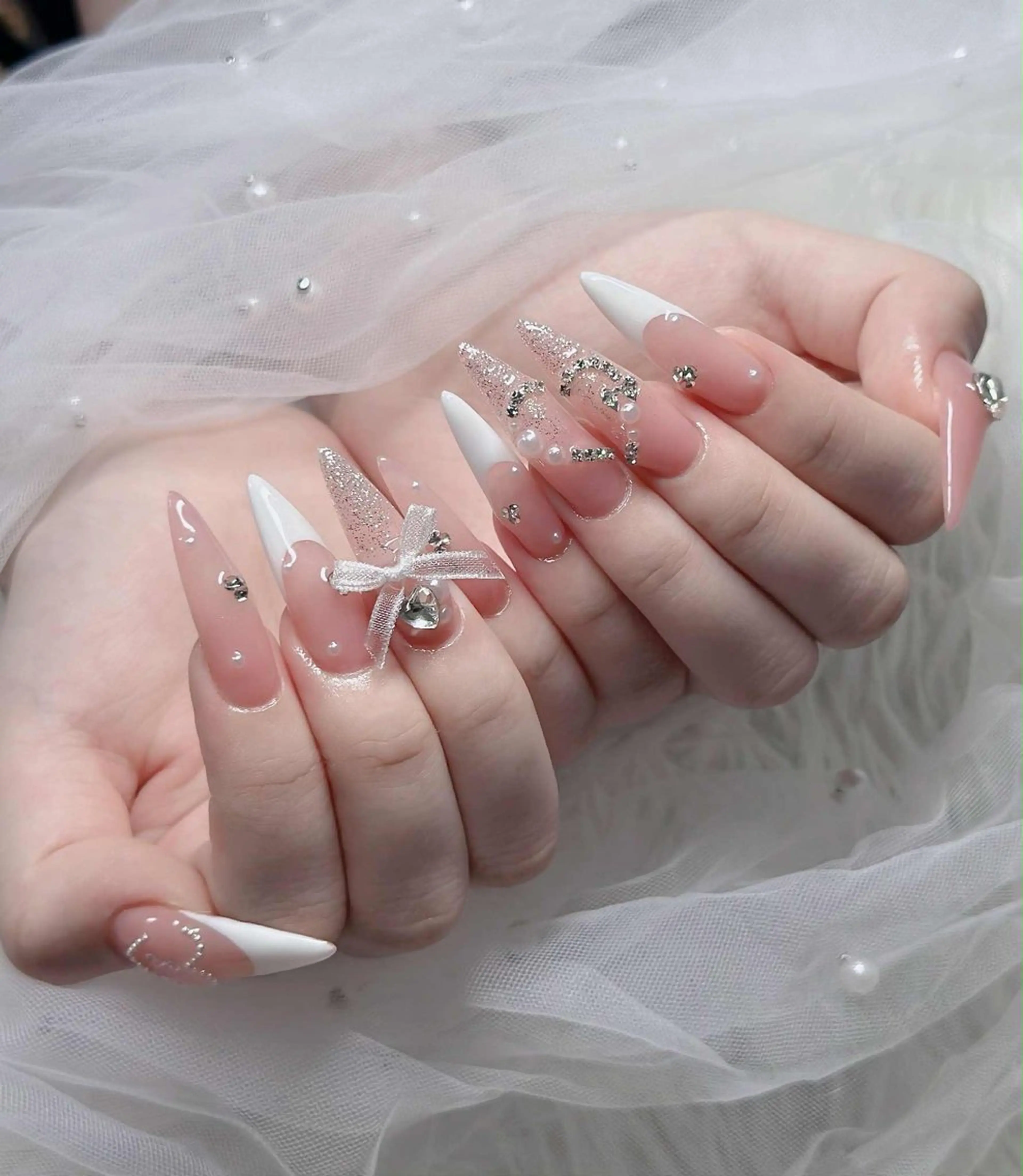 ネイル オーロラネイル フレンチネイル グラデーション 氷ネイル・うるうるネイル キラキラネイル ハンドネイル H.baby Nail Salon所属・H.baby Nail Salonのネイルデザイン