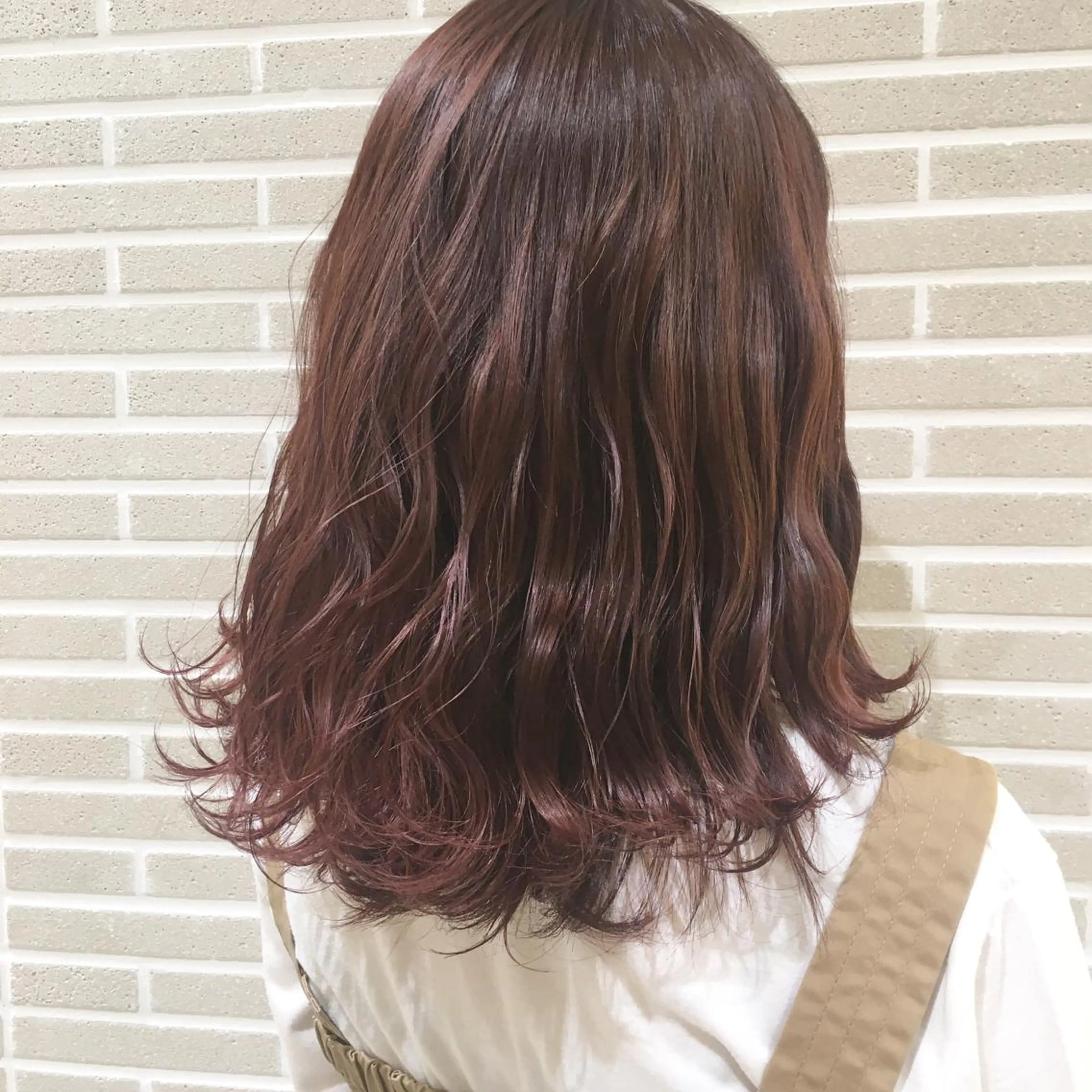 ミディアム ハイライト amie三ノ宮所属・潟上 菜摘のヘアスタイル