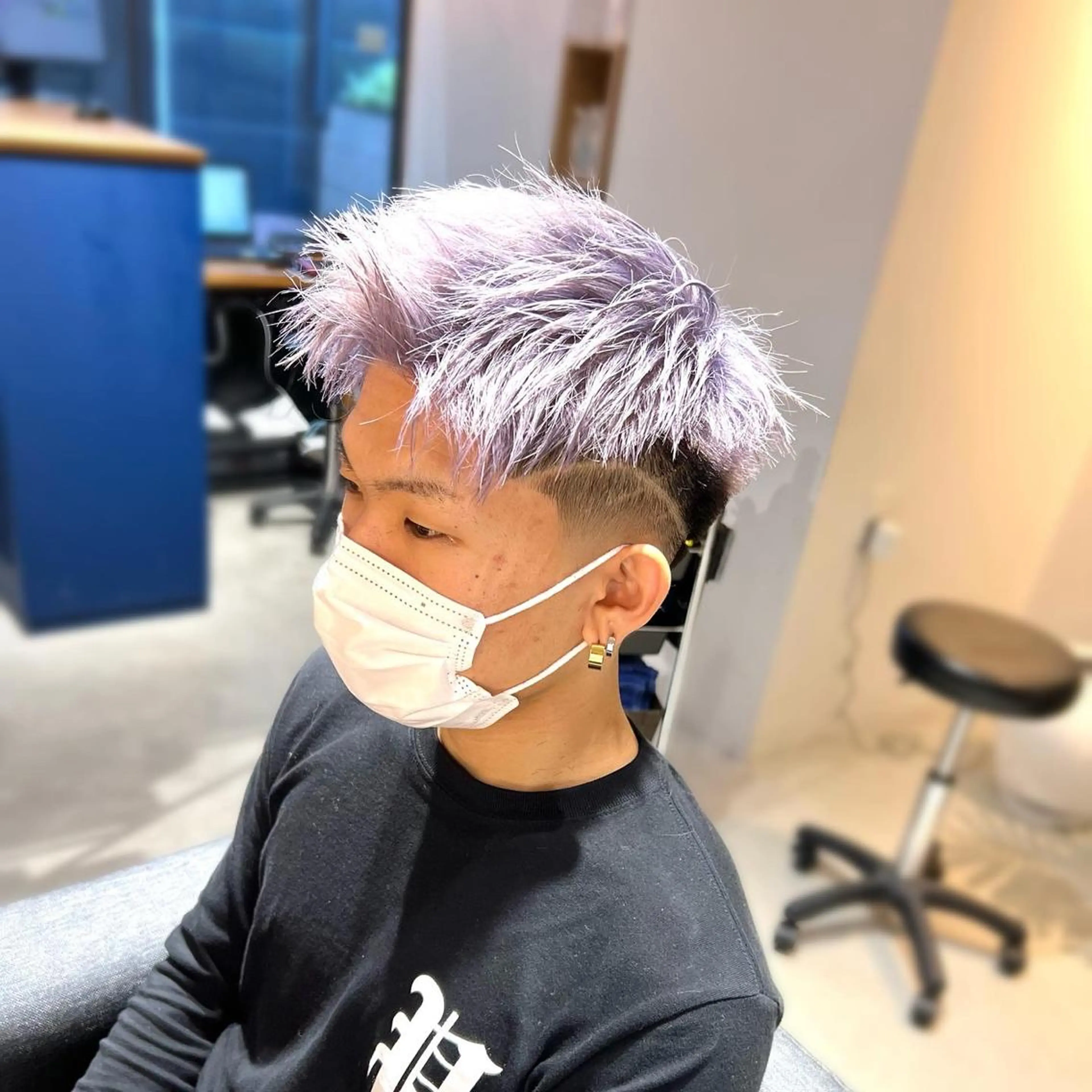 カラー メンズ フェードカット スキンフェード アッシュ ラベンダーカラー シルバー カット ヘアカラー トリートメント メンズ専門　井藤 雅也のヘアスタイル
