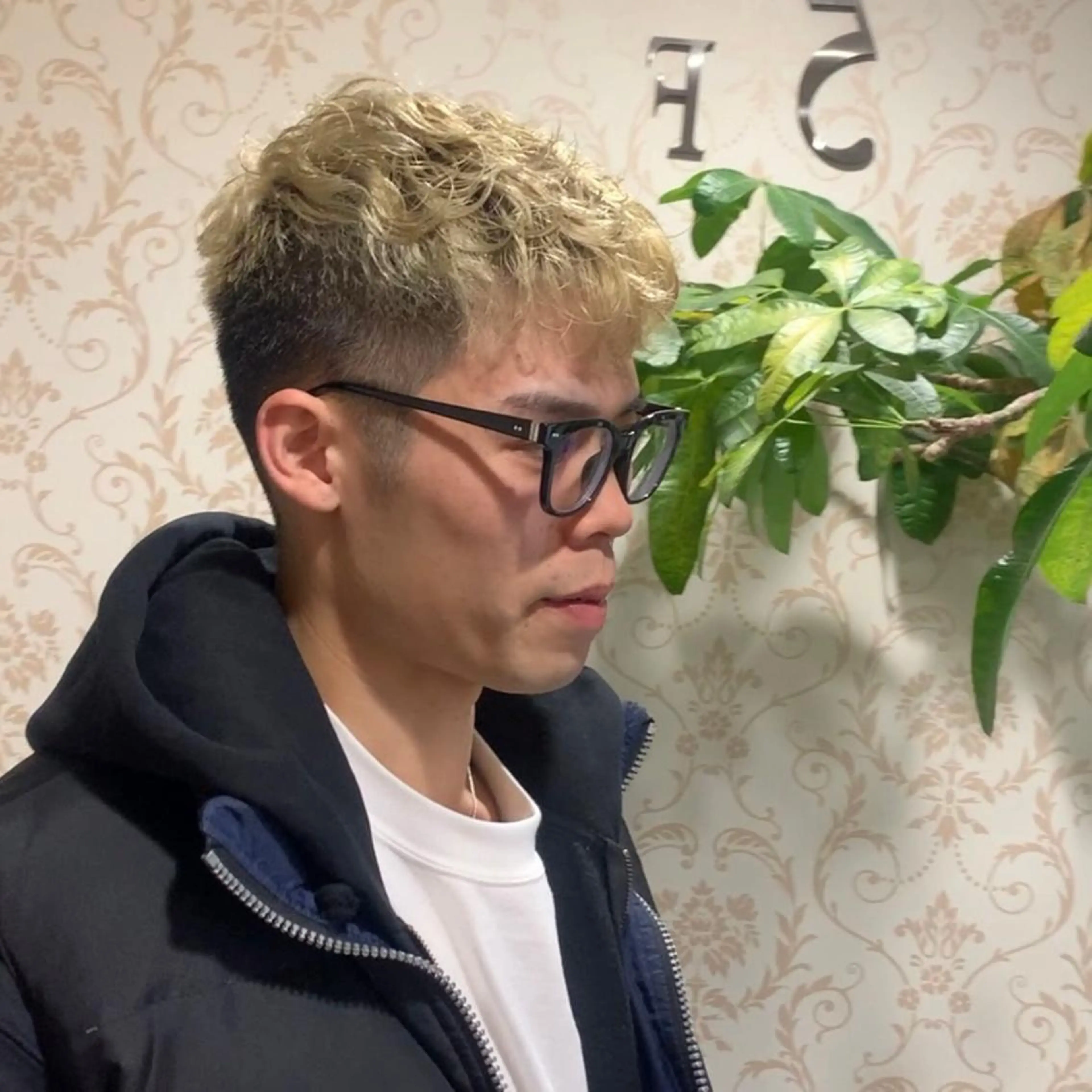パーマ メンズ フェードカット メンズパーマ メンズ縮毛矯正 /メンズパーマ美容師のヘアスタイル