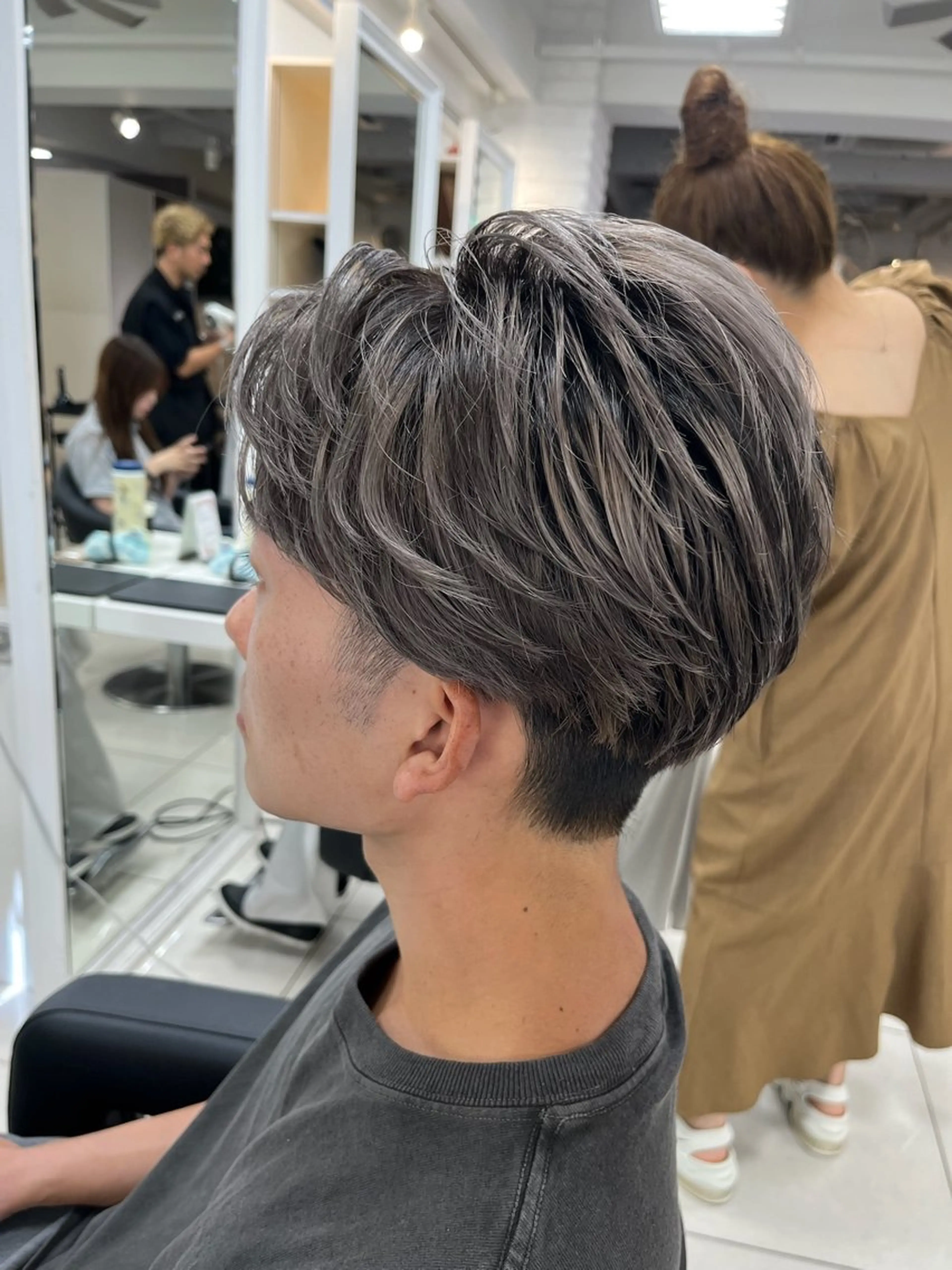 ショート カラー メンズ メンズブリーチ マッシュ 刈り上げ ブリーチ グレージュ カット ヘアカラー トリートメント メンズ縮毛矯正🦊ハ イトーン　RYOKAのヘアスタイル