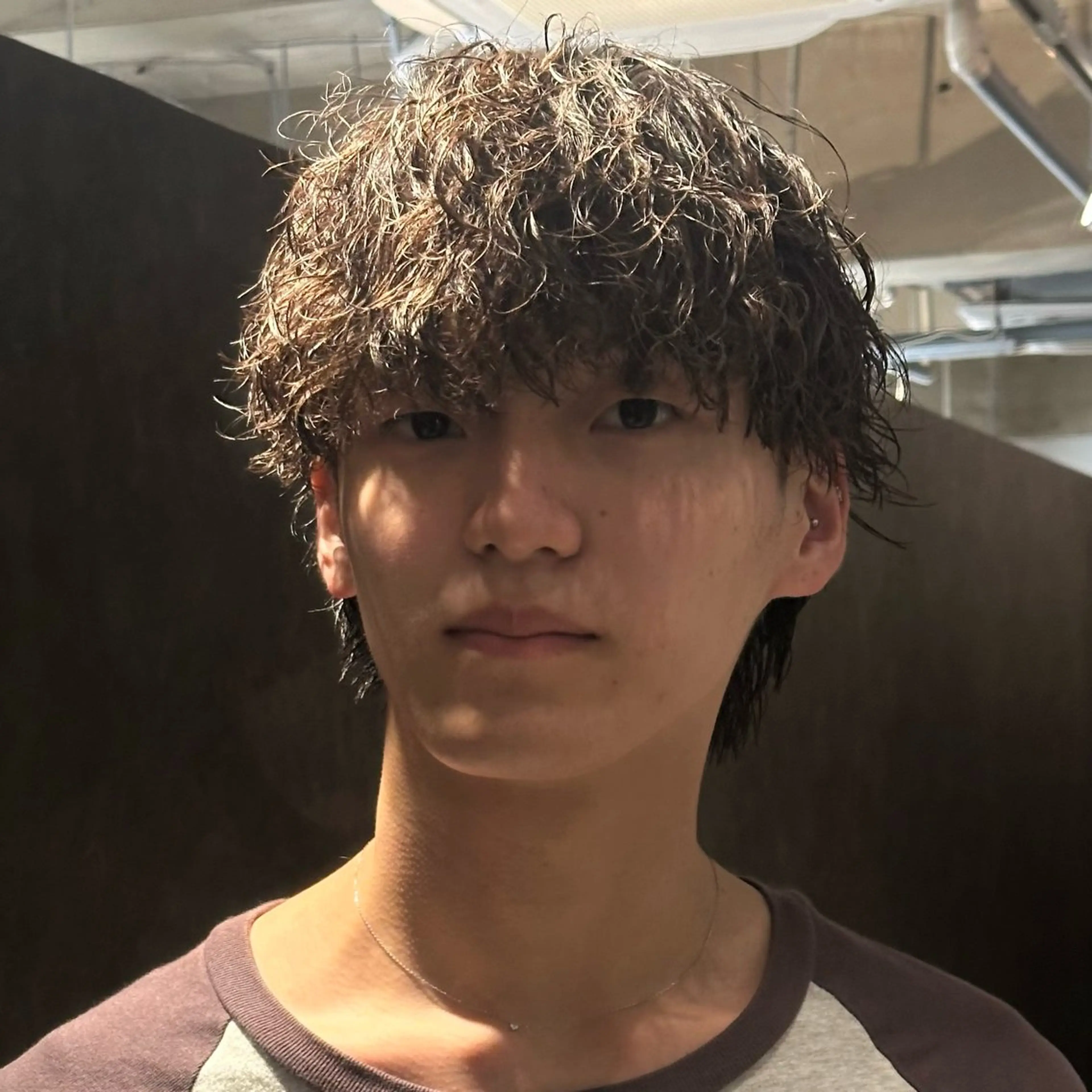 ミディアム パーマ メンズ ミディアムパーマ メンズブリーチ センターパート フェードカット フェザーパーマ 金山駅前メンズカット モデル募集 青島永透のヘアスタイル