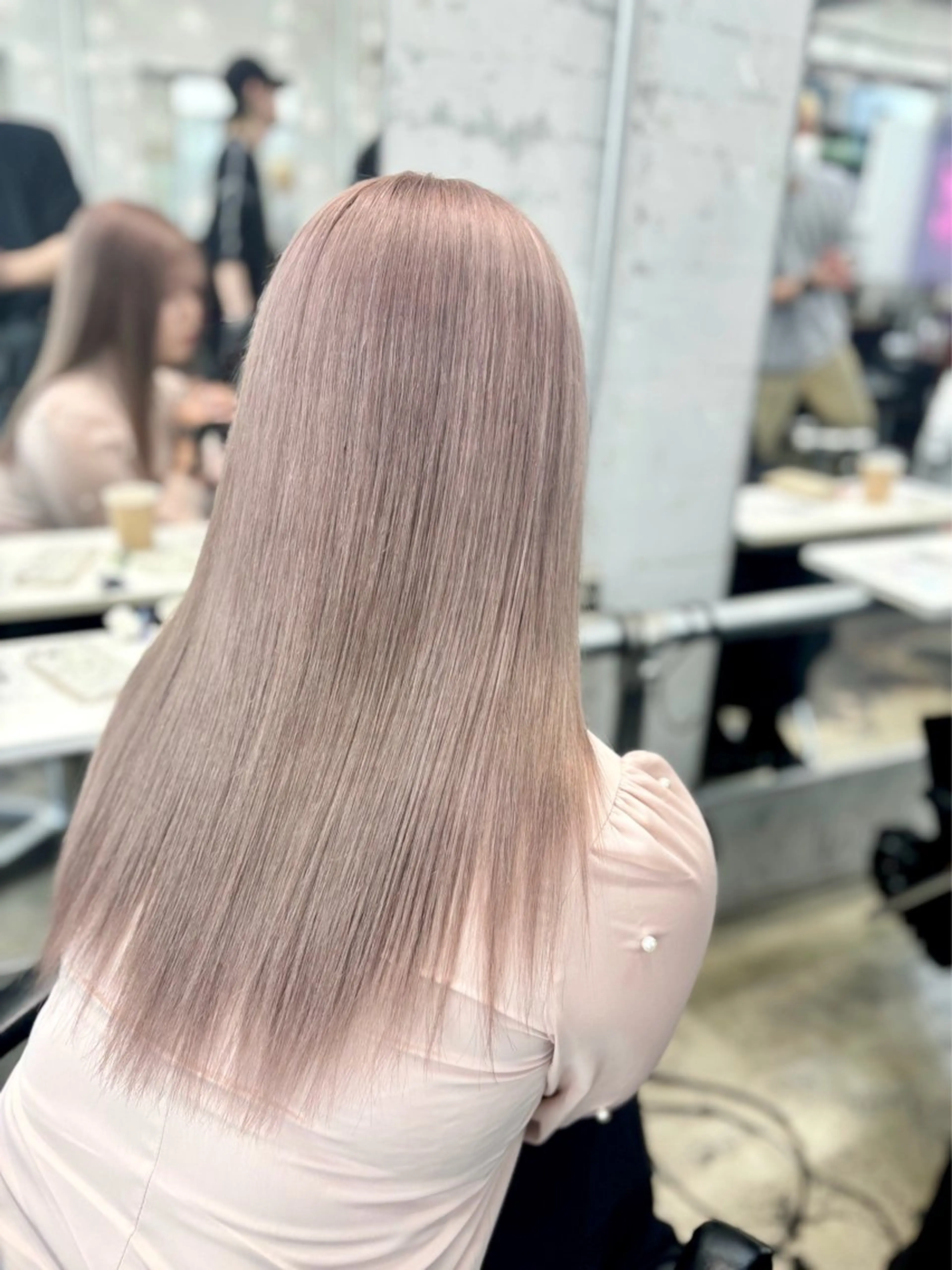 ロング カラー ベージュカラー ホワイトベージュ DATE by Alan Smithee所属・韓国レイヤー顔周り カットのヘアスタイル