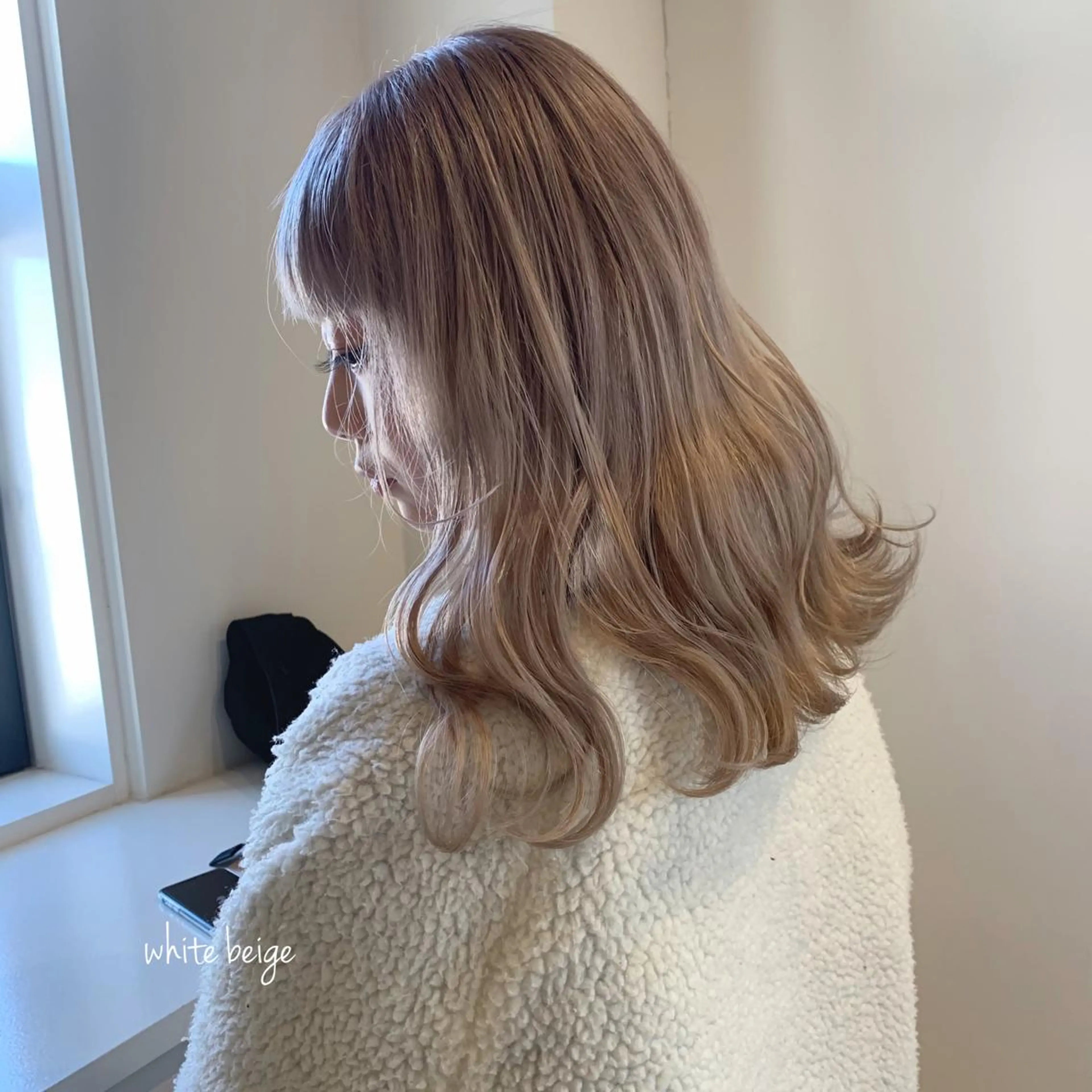 セミロング カラー ベージュカラー ブリーチ ホワイトベージュ Maison所属・清水 亮太／赤み消しカラーのヘアスタイル