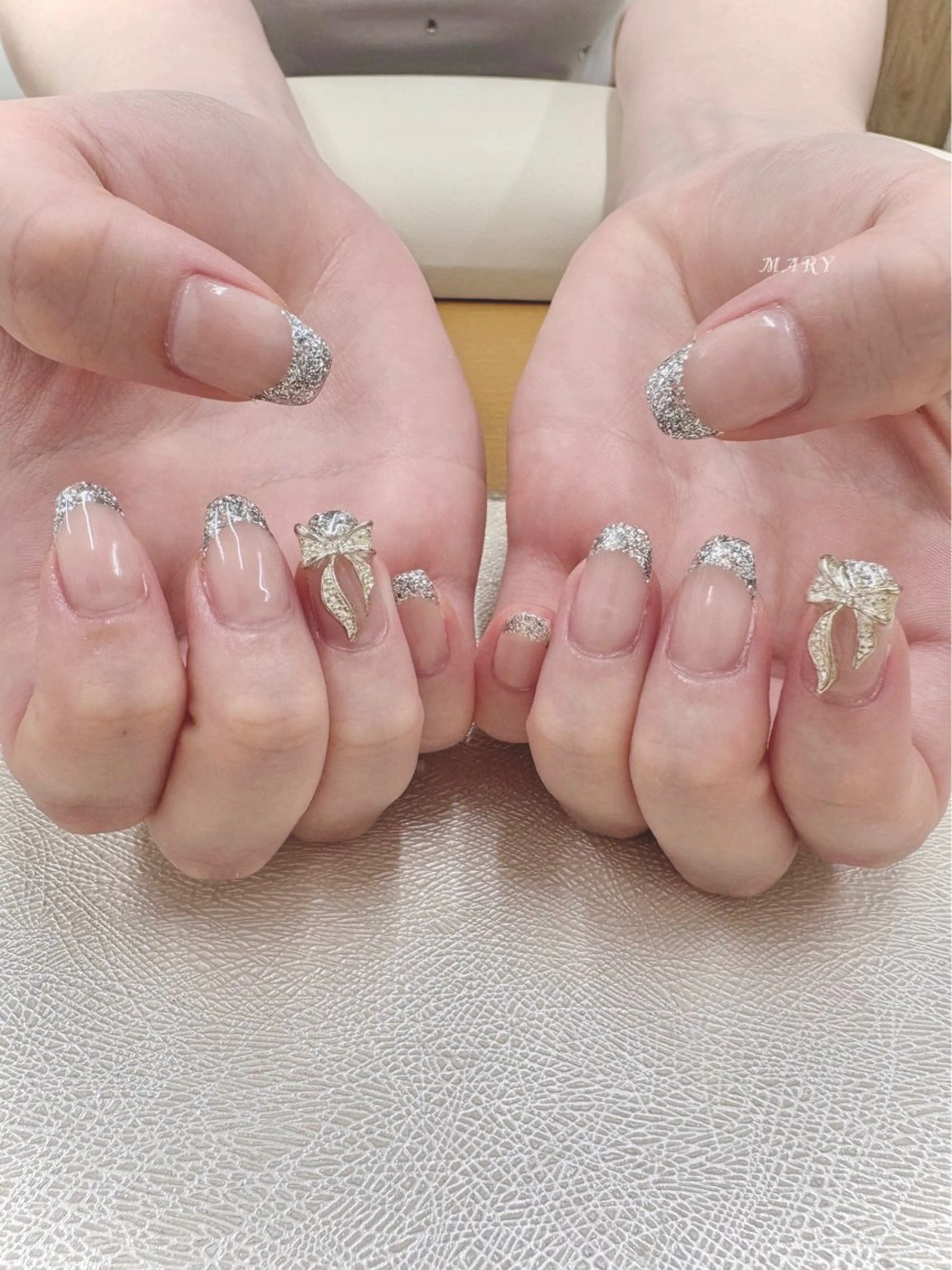 ネイル フレンチネイル キラキラネイル ニュアンスネイル リボン シルバー ハンドネイル Mary nail所属・Mary nail .narumiのネイルデザイン