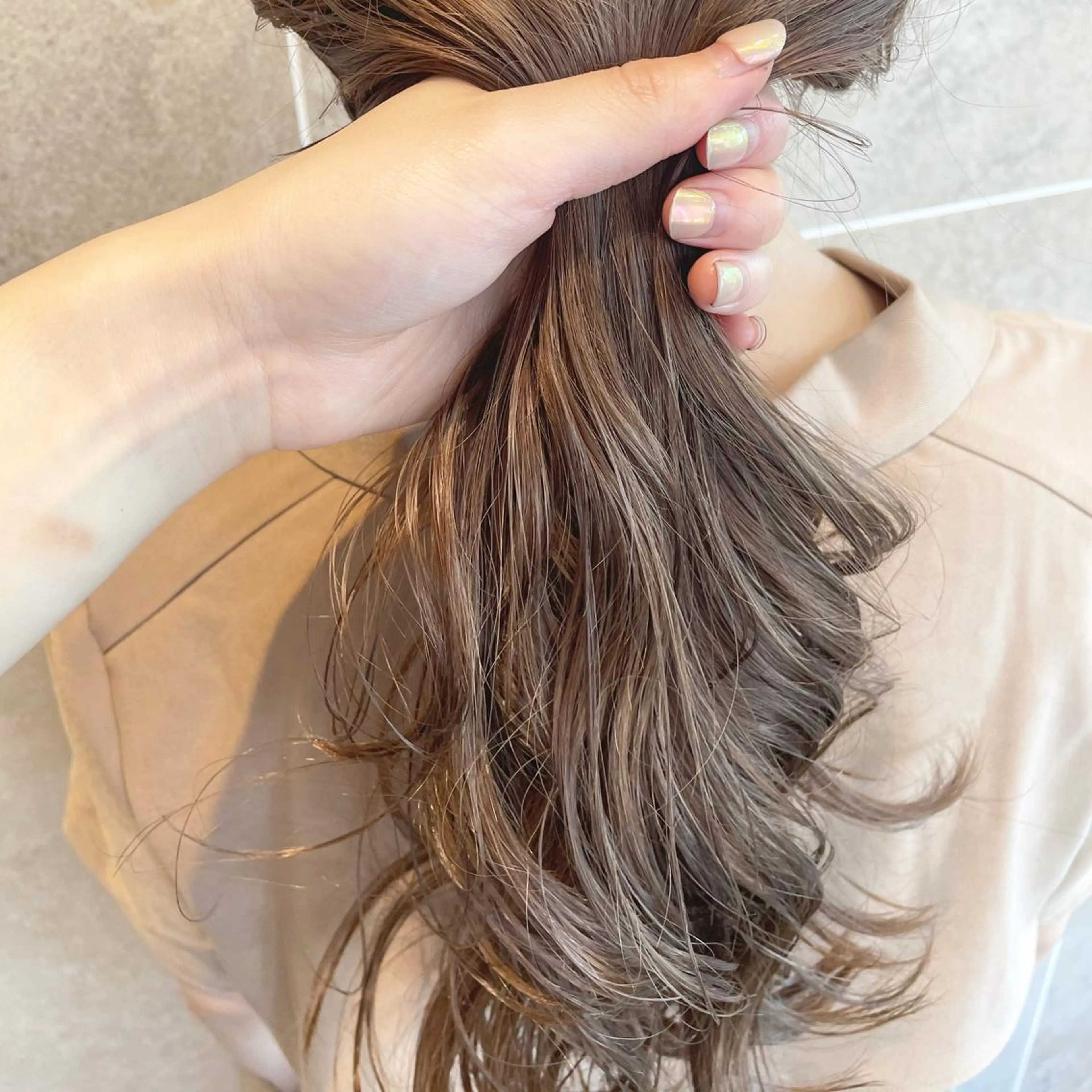 セミロング ブリーチなしベージュ カラー佐藤華厘のヘアスタイル