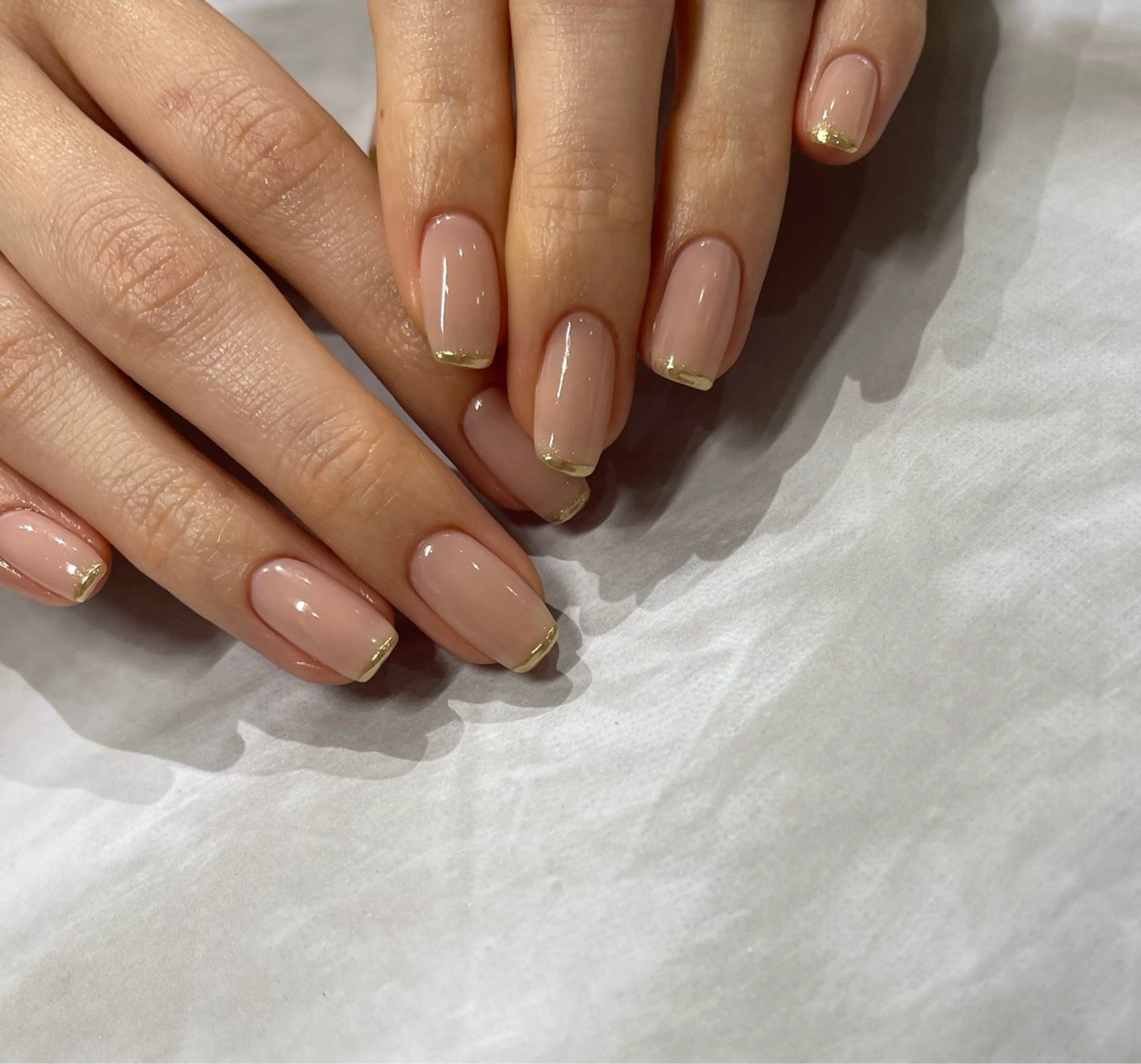 ミラースキニーフレンチ💅先端に細いミラーのラインが入ったデザインです🌟の写真