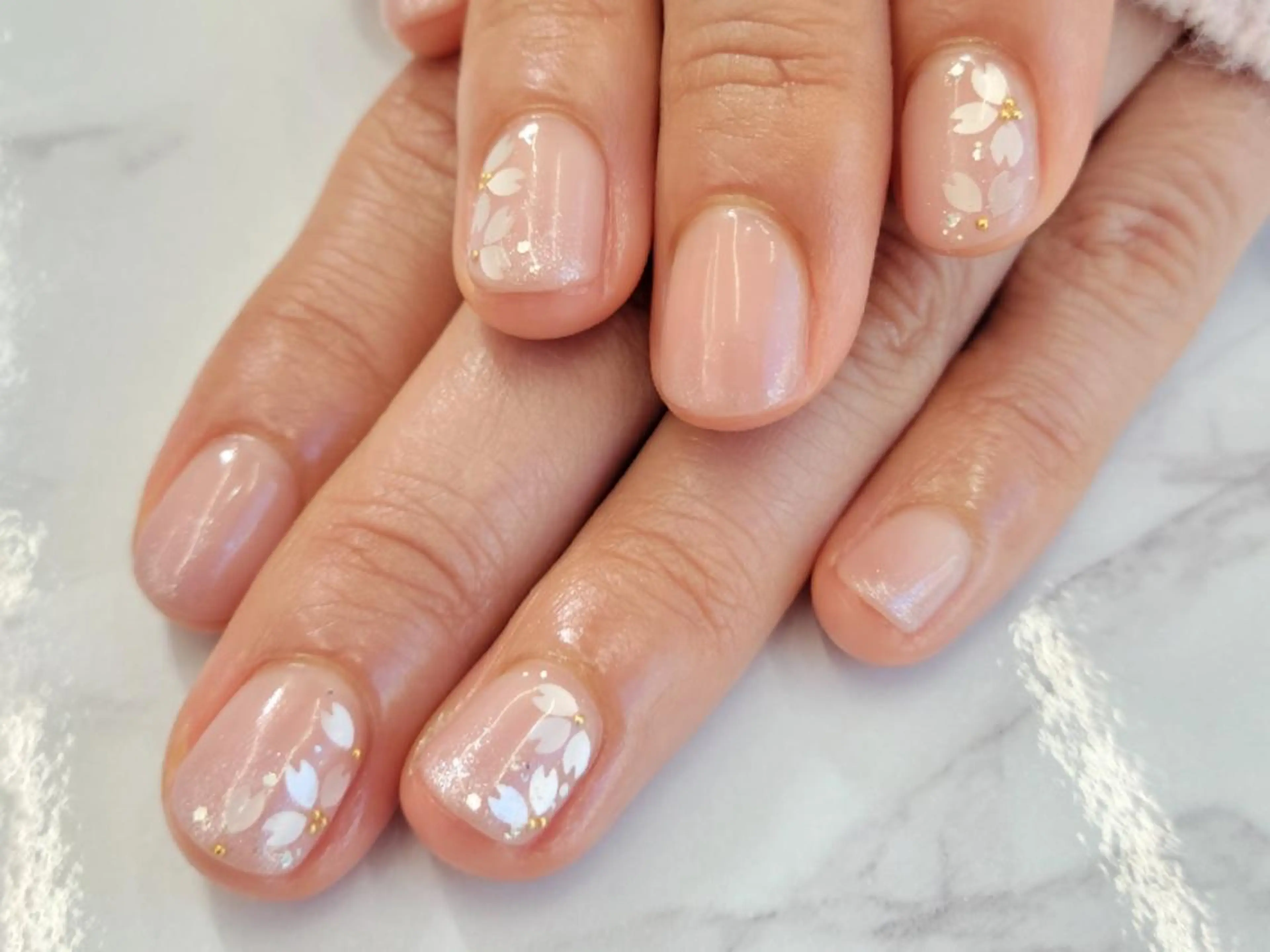 ネイル アートネイル 桜ネイル ジェルネイル グラデーション ラメ(グリッター) ハンドネイル ハンドケア WHITELY みどりのネイルデザイン