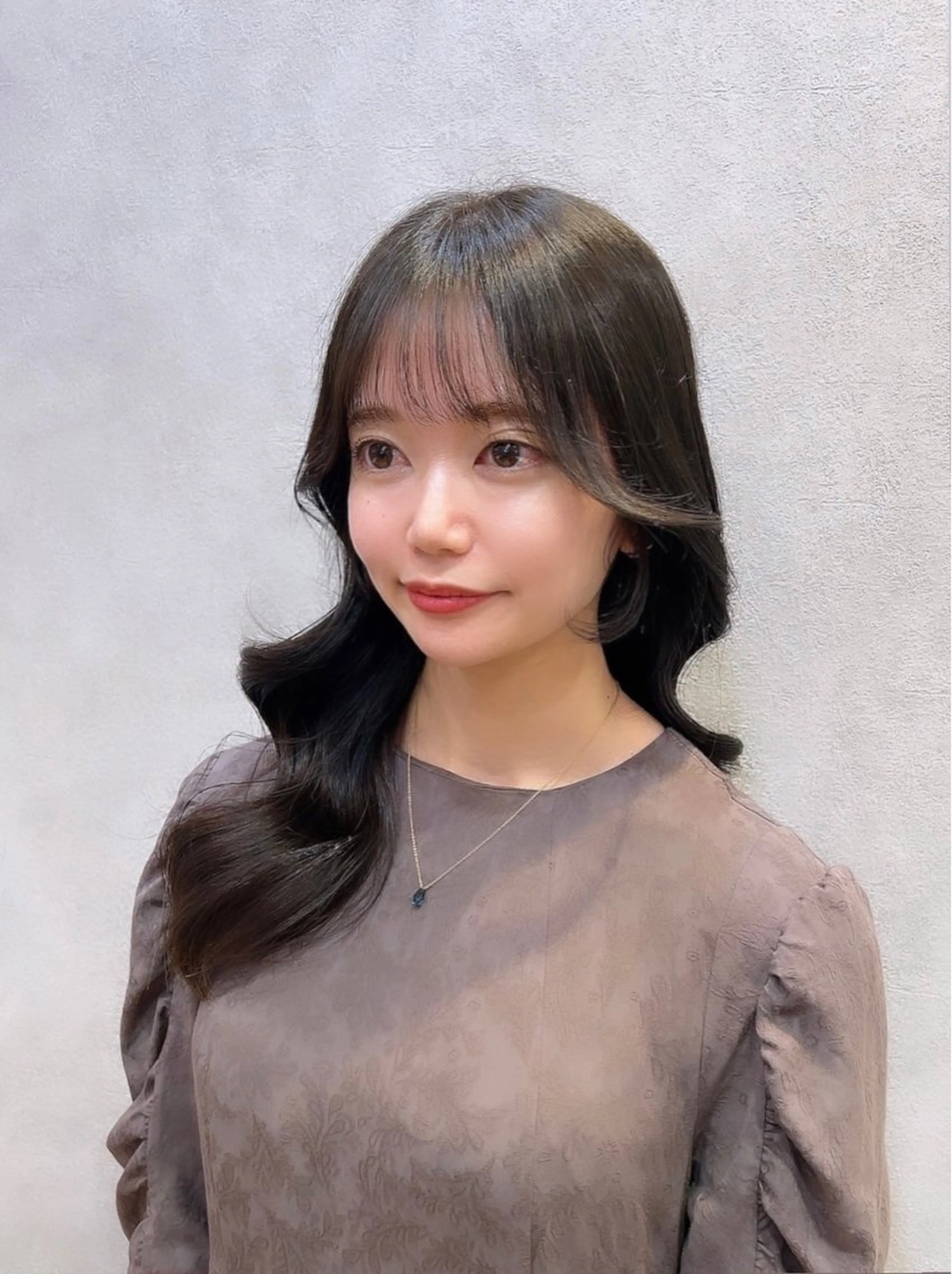 セミロング カラー ヘアアレンジ グレージュ オリーブグレージュ オリーブグレー 顔周りカット 韓国風ヘア カット トリートメント 🩷韓国ヘア/ヨシン モリ🩷Maikaのヘアスタイル