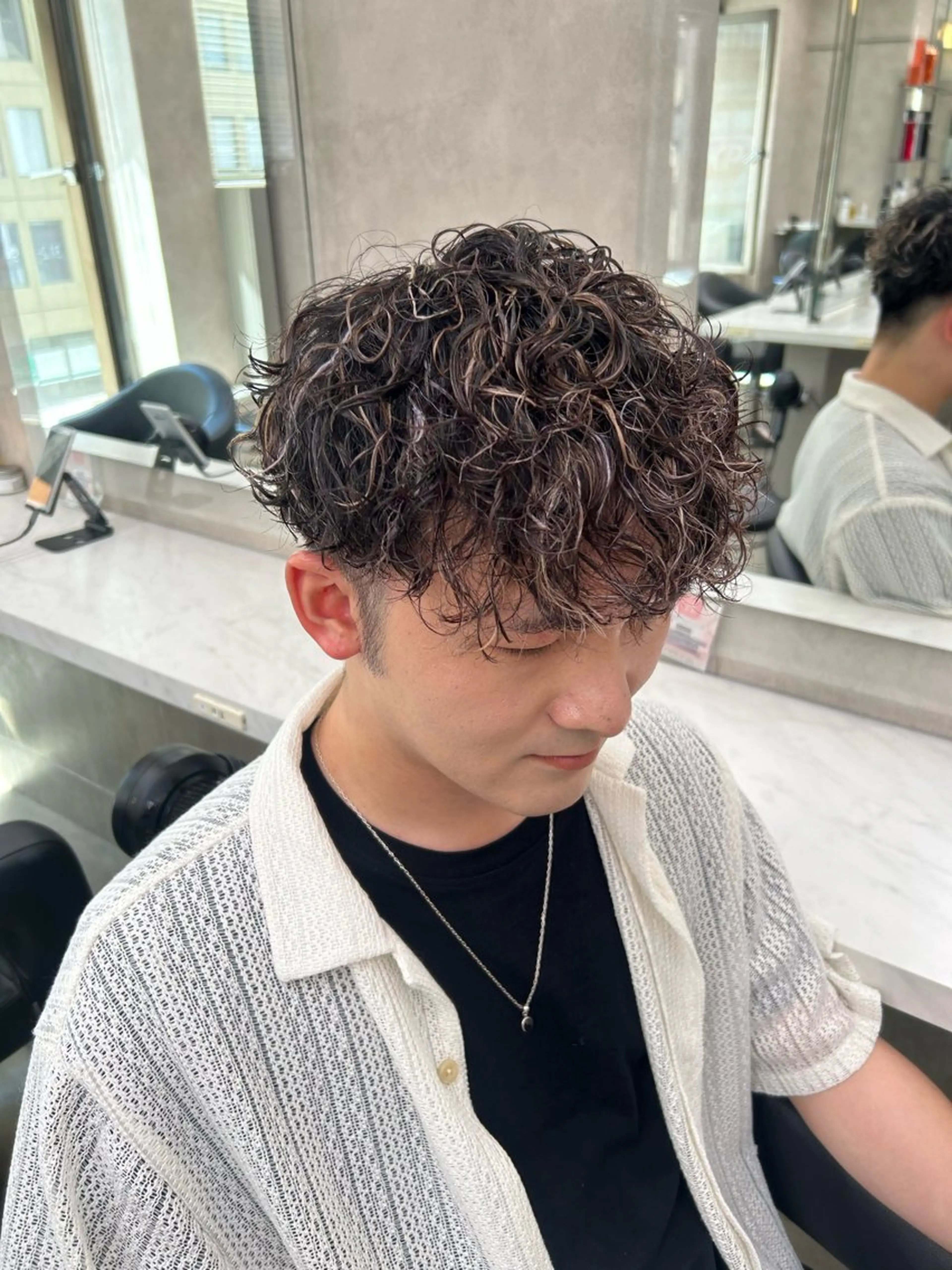 ショート パーマ メンズ カット パーマ 韓国ヘア暗髪 ダブルカラーメンズ可のヘアスタイル