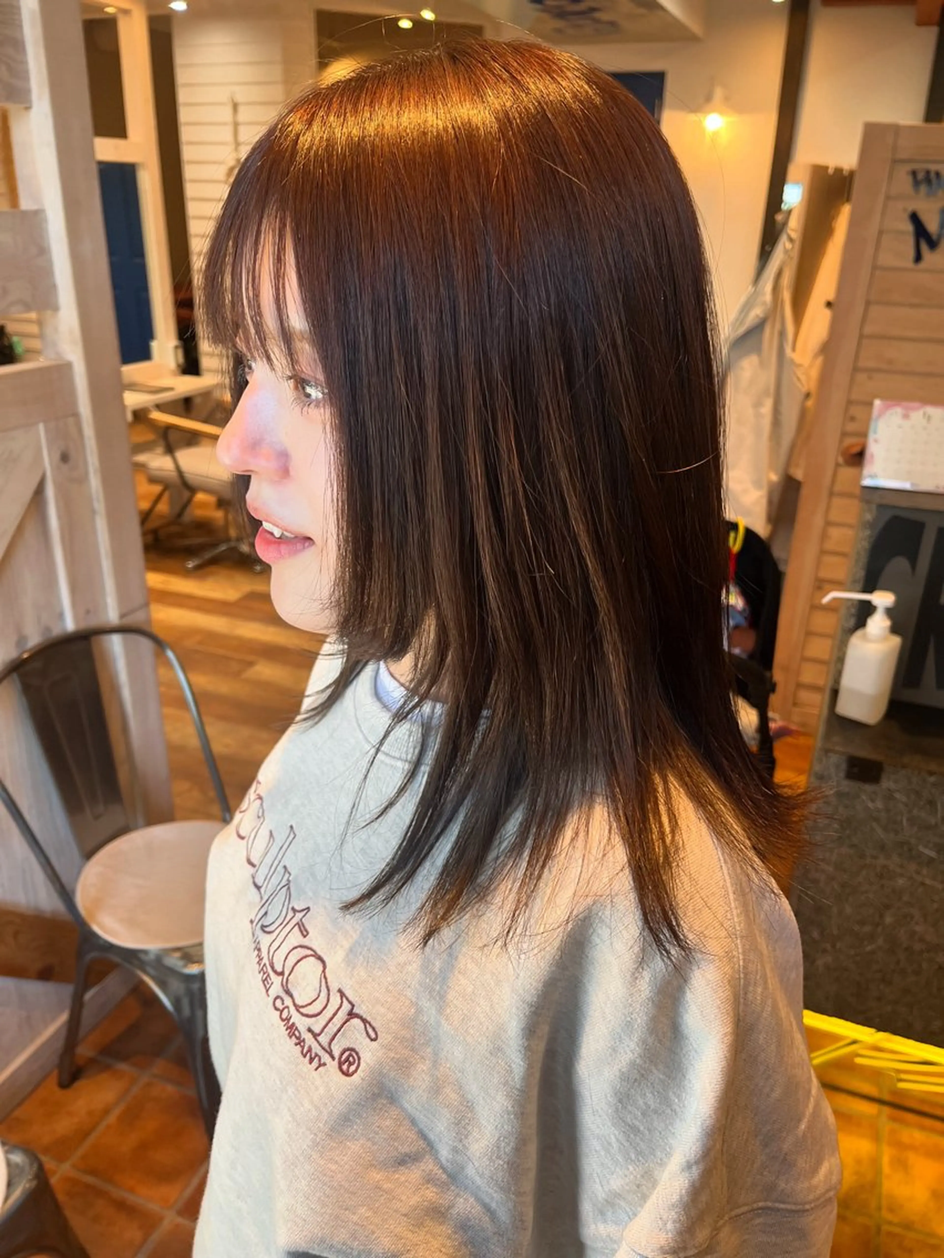 ミディアム カラー 顔まわりレイヤー レイヤーカット カット ヘアカラー トリートメント rawr hair rim所属・rawr hair rimクリハラシュウのヘアスタイル