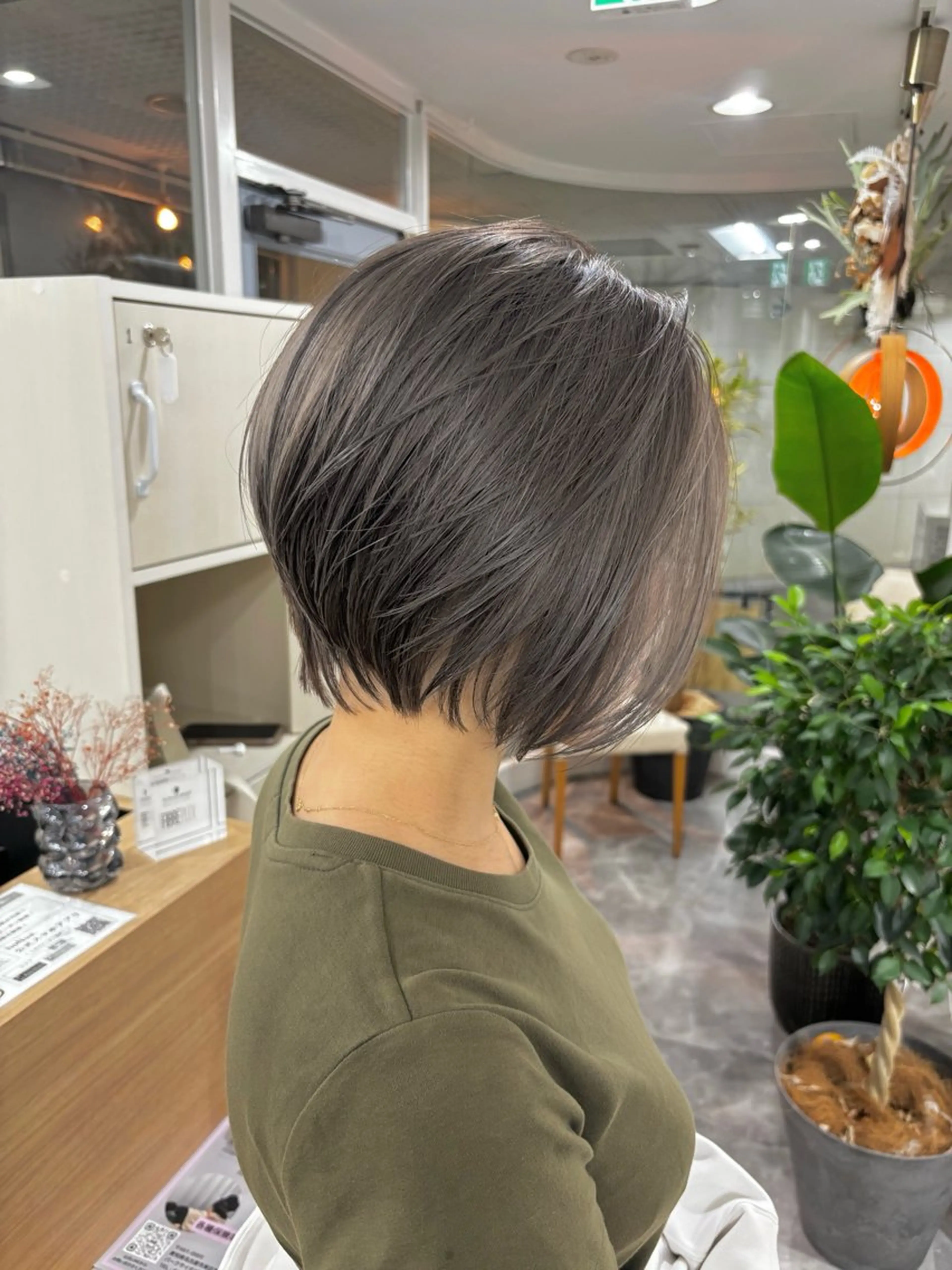 ショート カラー hoNua. 栄/透明感カラーのヘアスタイル