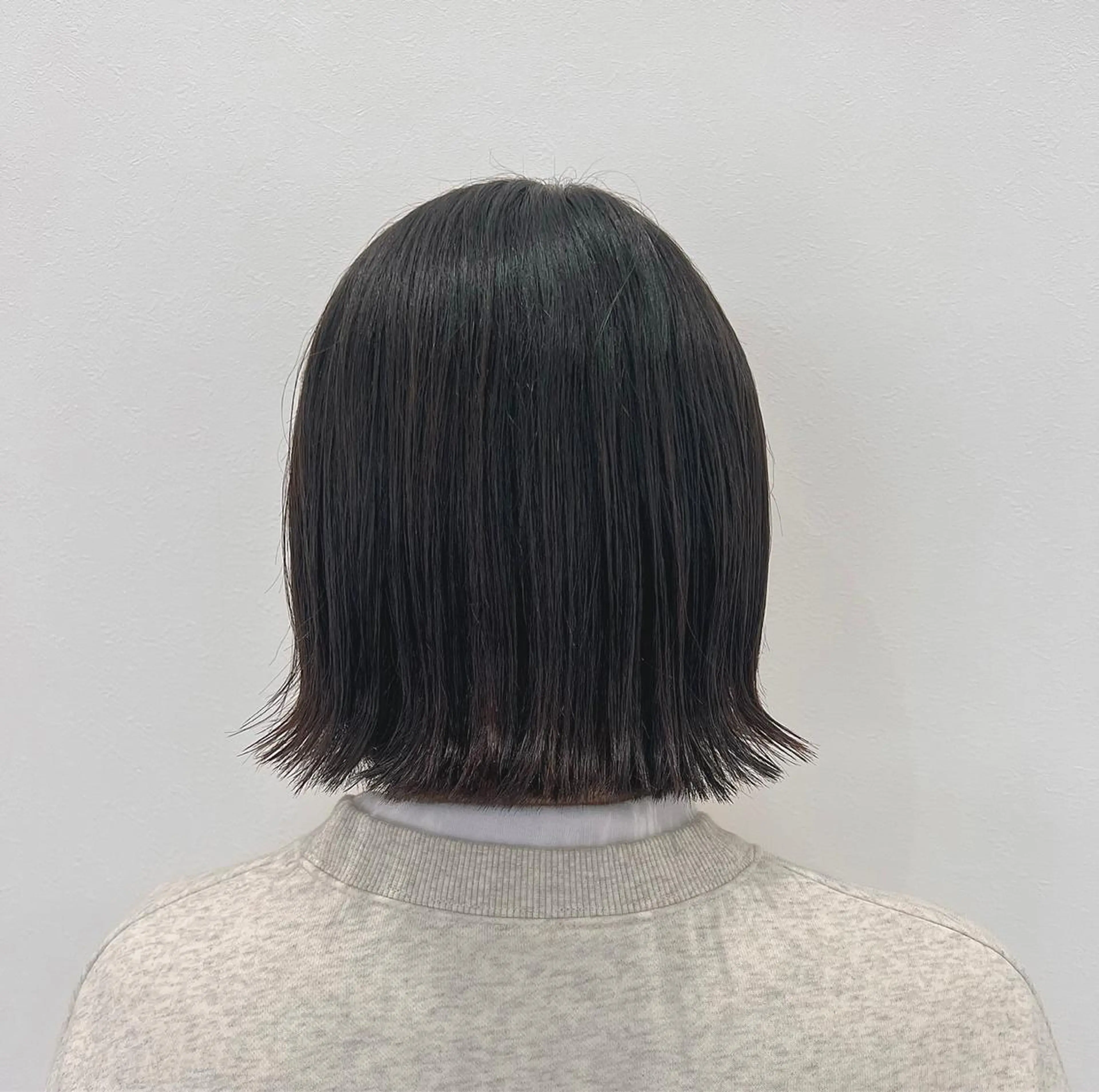 ショート ボブ 外ハネヘア カット 切りっぱなしボブ 👩🏼ミニボブのヘアスタイル