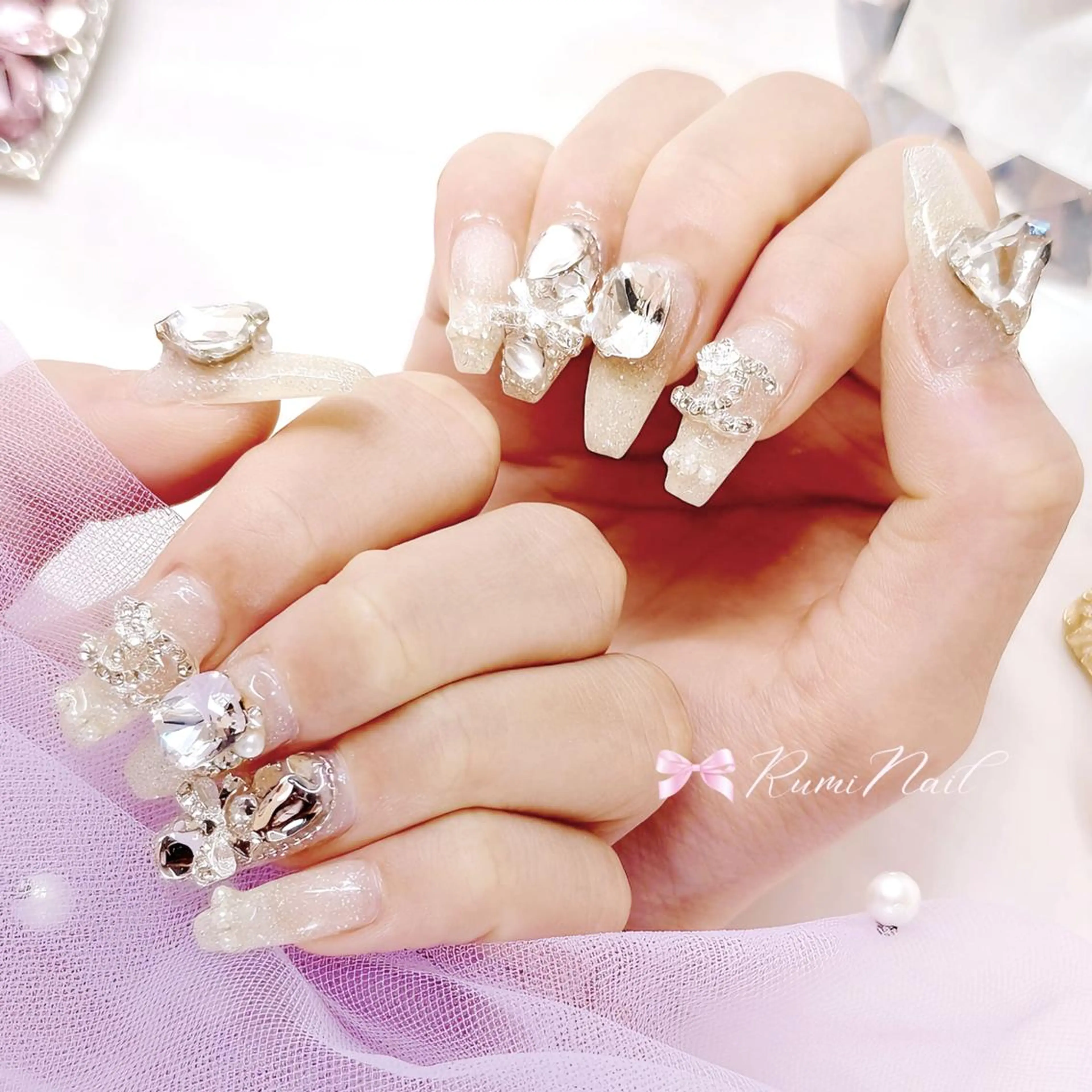ネイル フレンチネイル ジェルネイル ゴージャス キラキラネイル 韓国ネイル Mariko【韓国 ワンホン 長さだし】のネイルデザイン