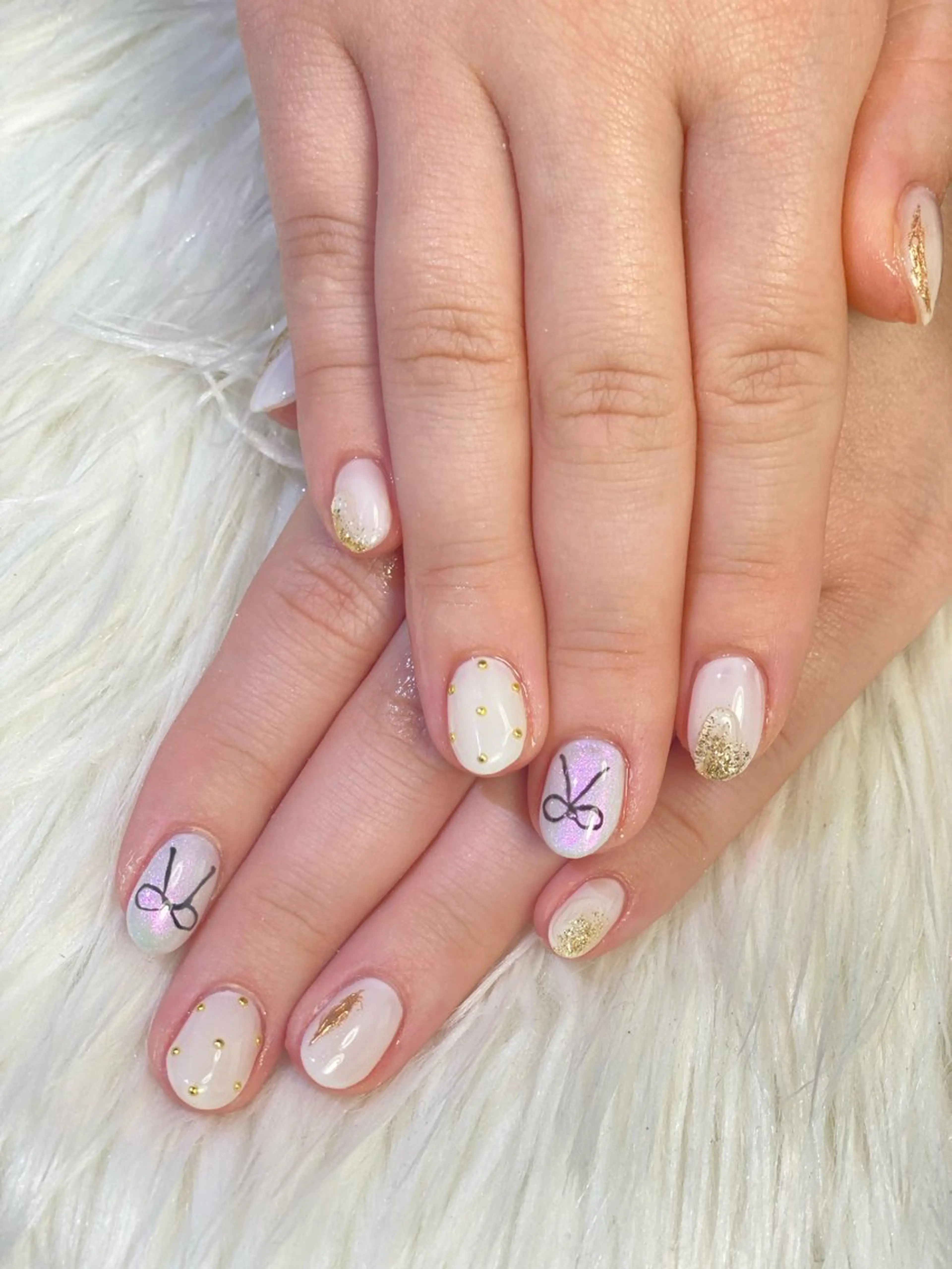 ネイル ゴールド リボン ホワイト Esthetic Will所属・will 有希のネイルデザイン